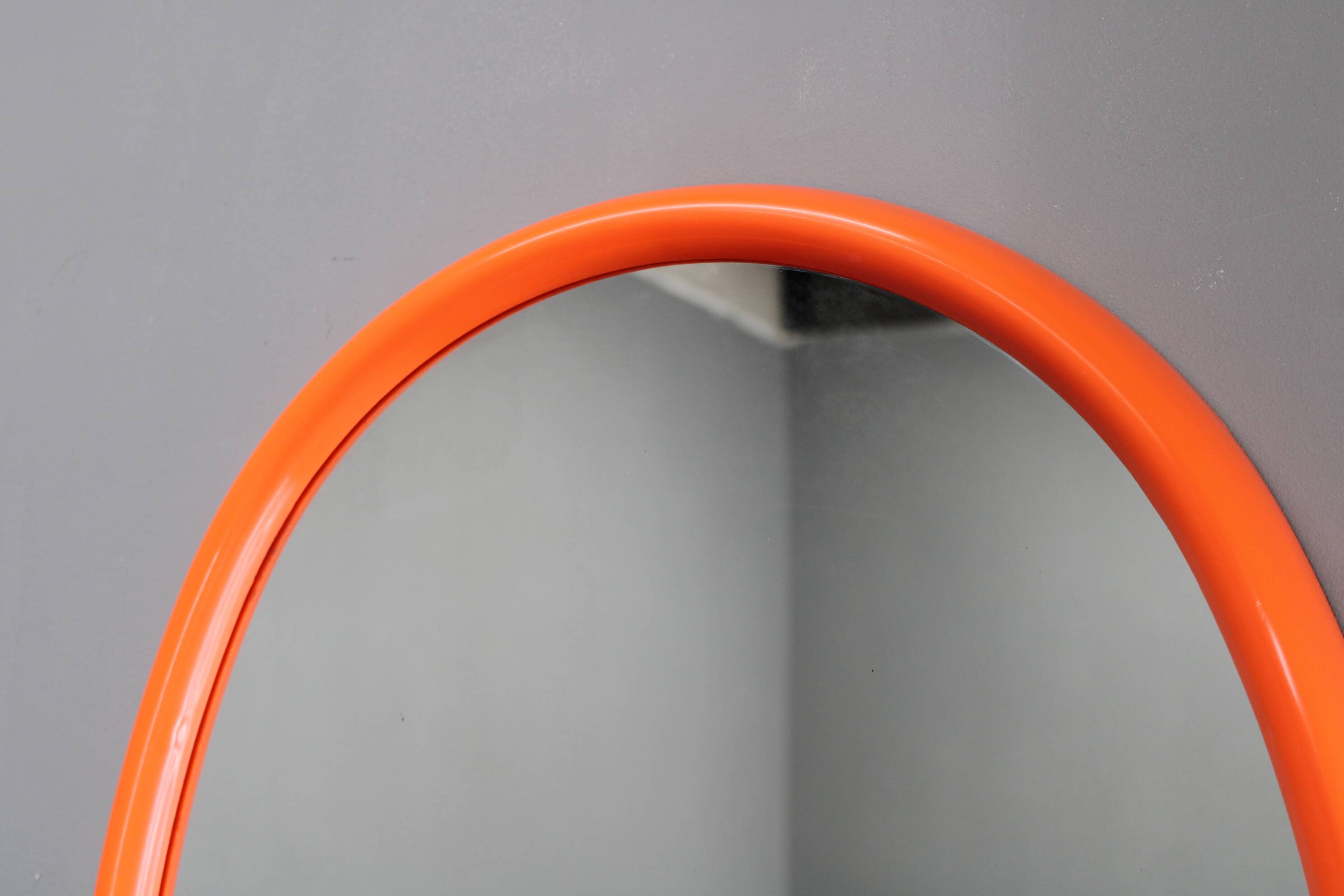 Miroir ovale italien des années 1970, cadre en plastique orange
