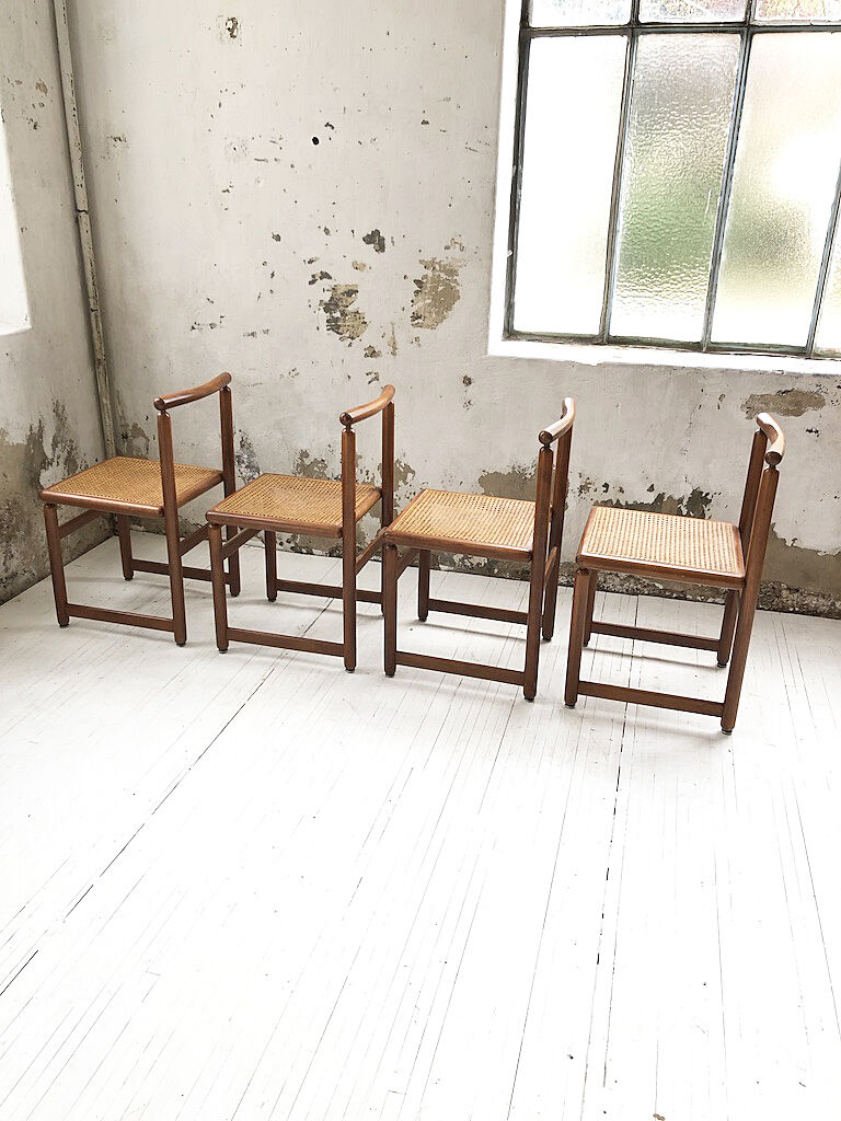 Lot de 4 chaises cannées années 50