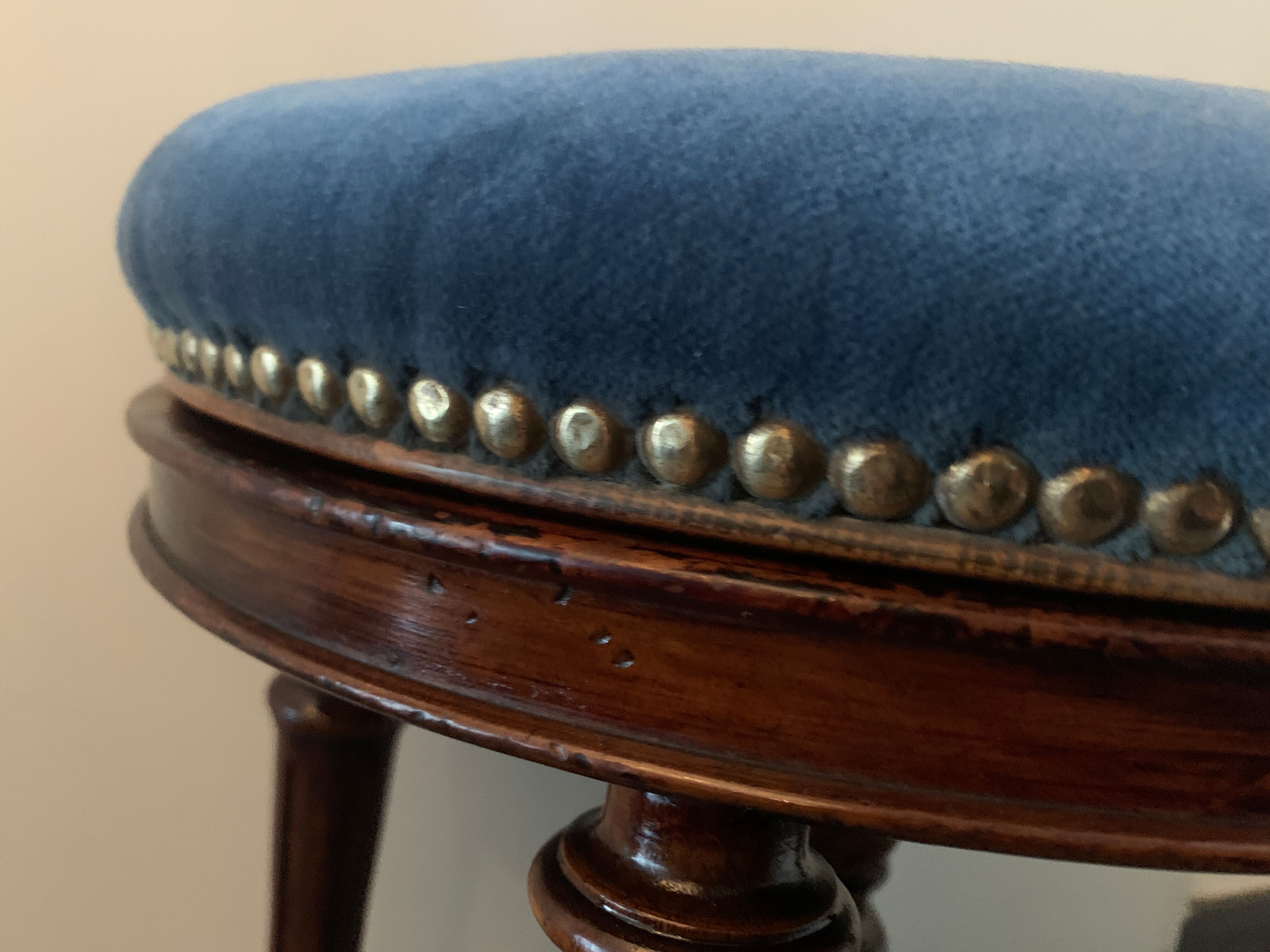Adjustable piano stool, wooden and blue velvet, Napoleon III