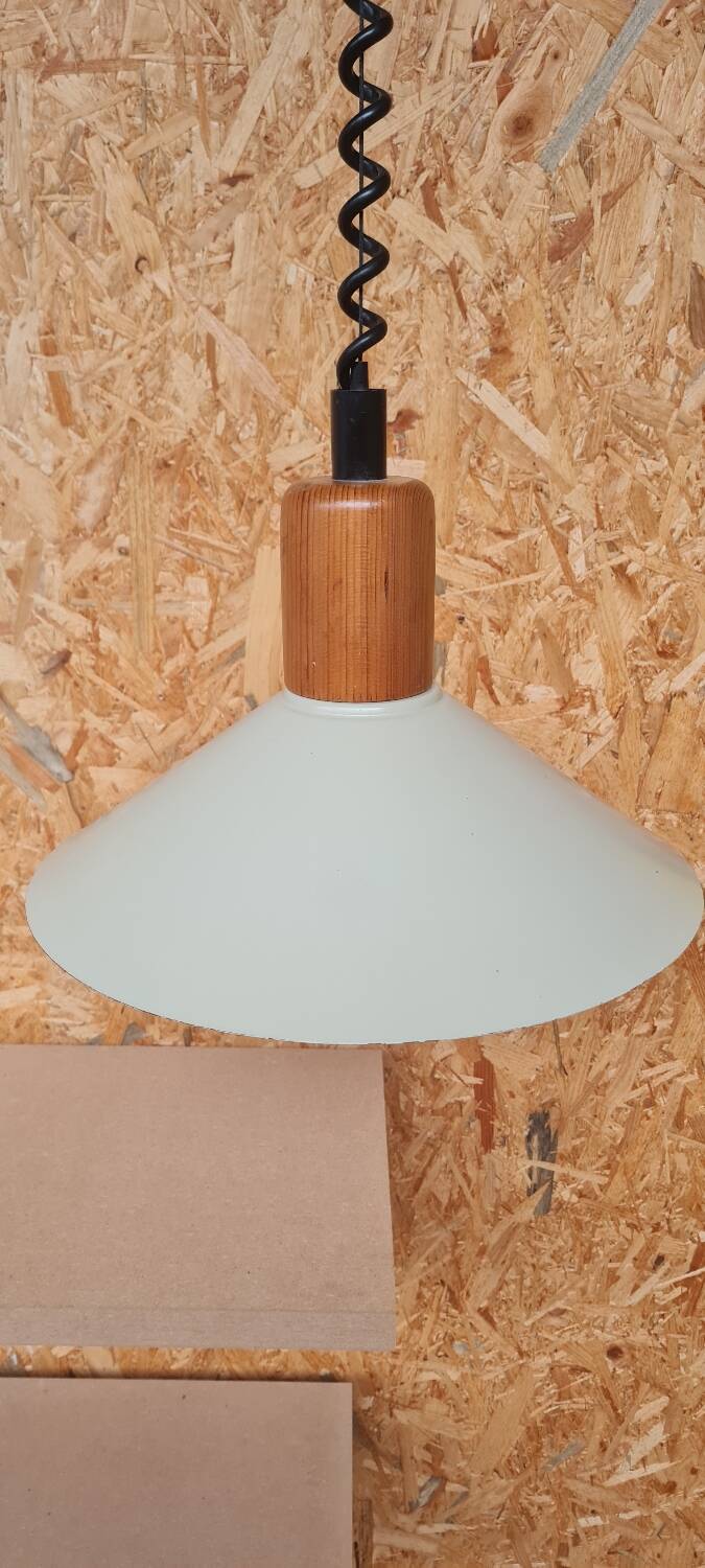 Suspension in beige enameled sheet metal