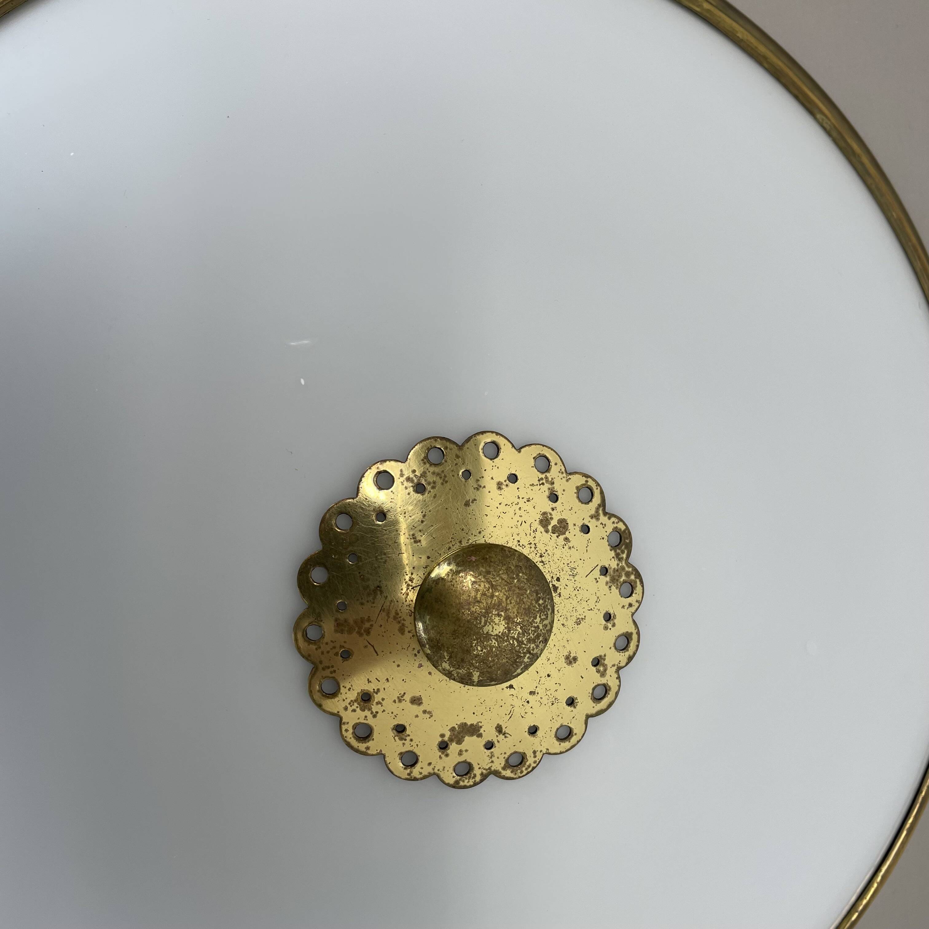 Plafonnier mural en métal opale moderniste, Italie années 1950