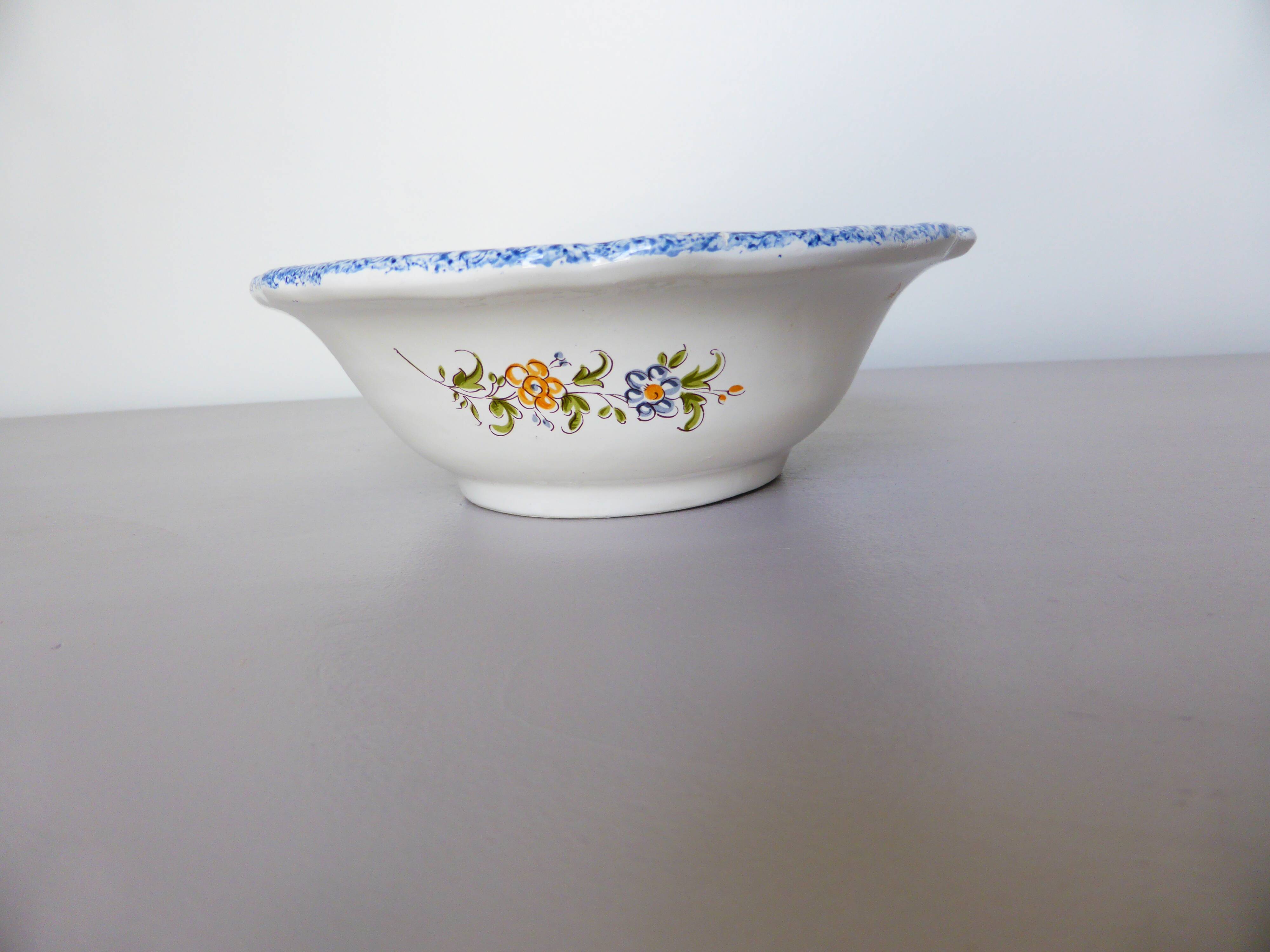 Empty pocket dish from the French pottery, Moustier model 2008149.