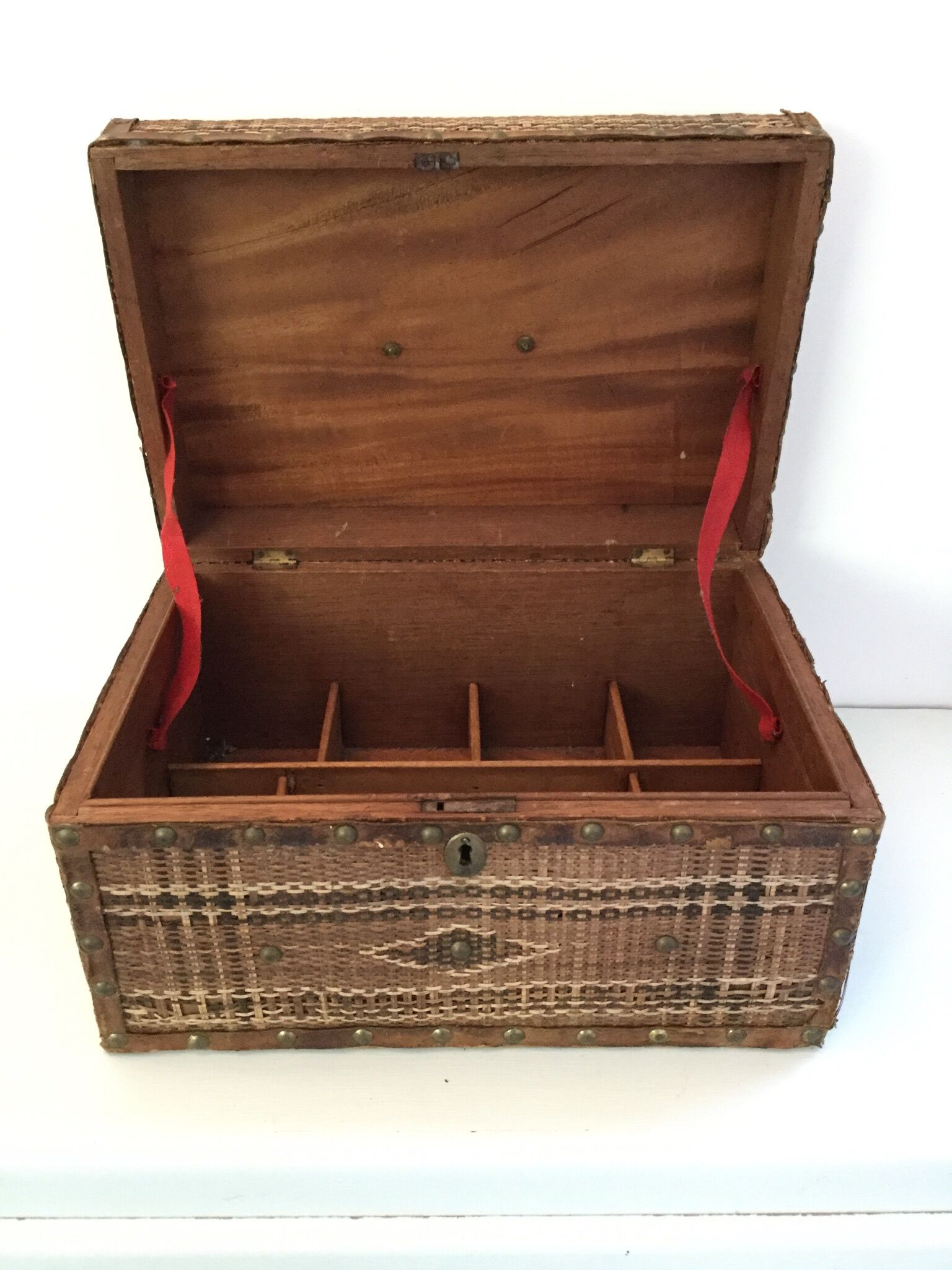 Braided wicker malle