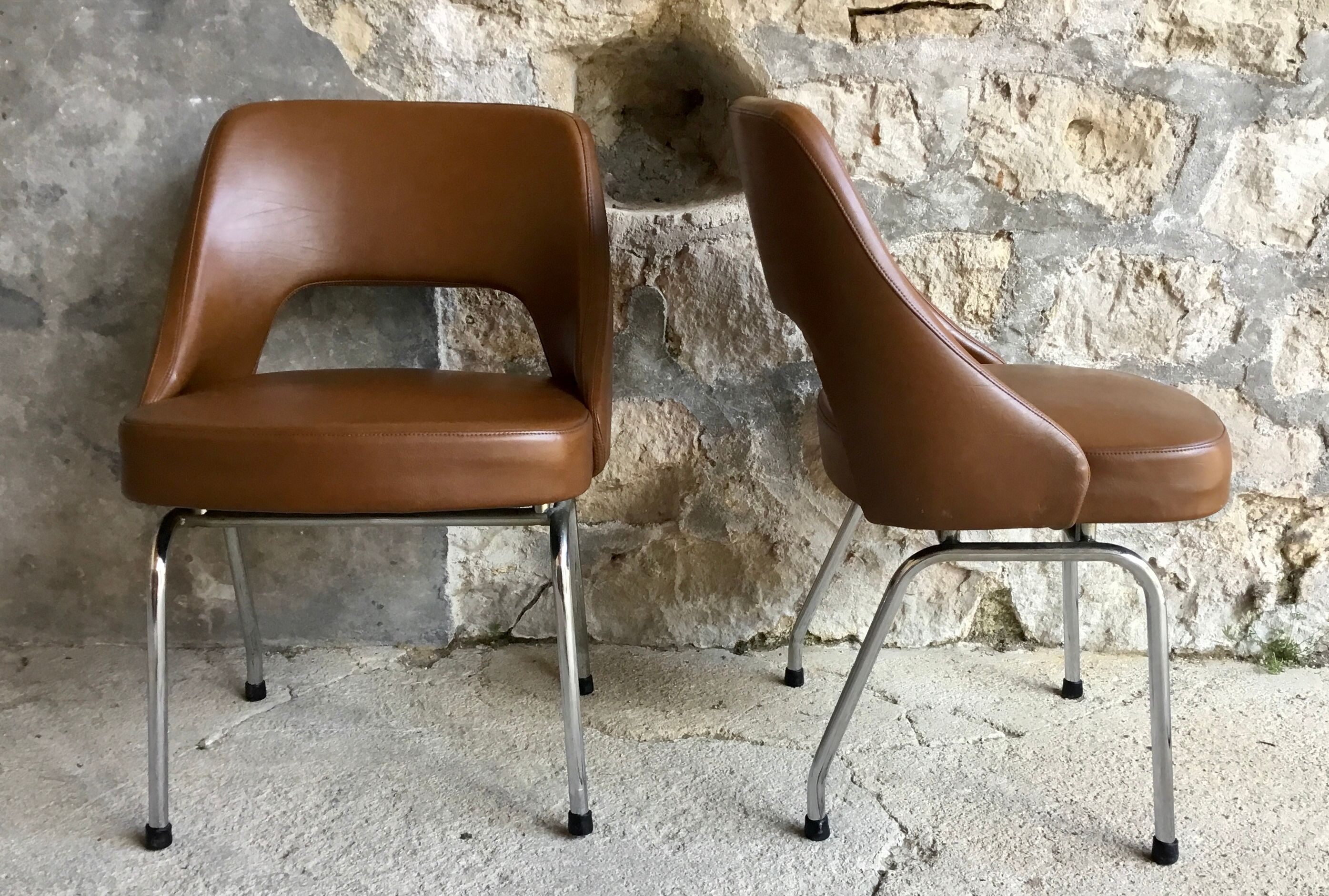 Paire de chaises conférences similicuir marron  1970