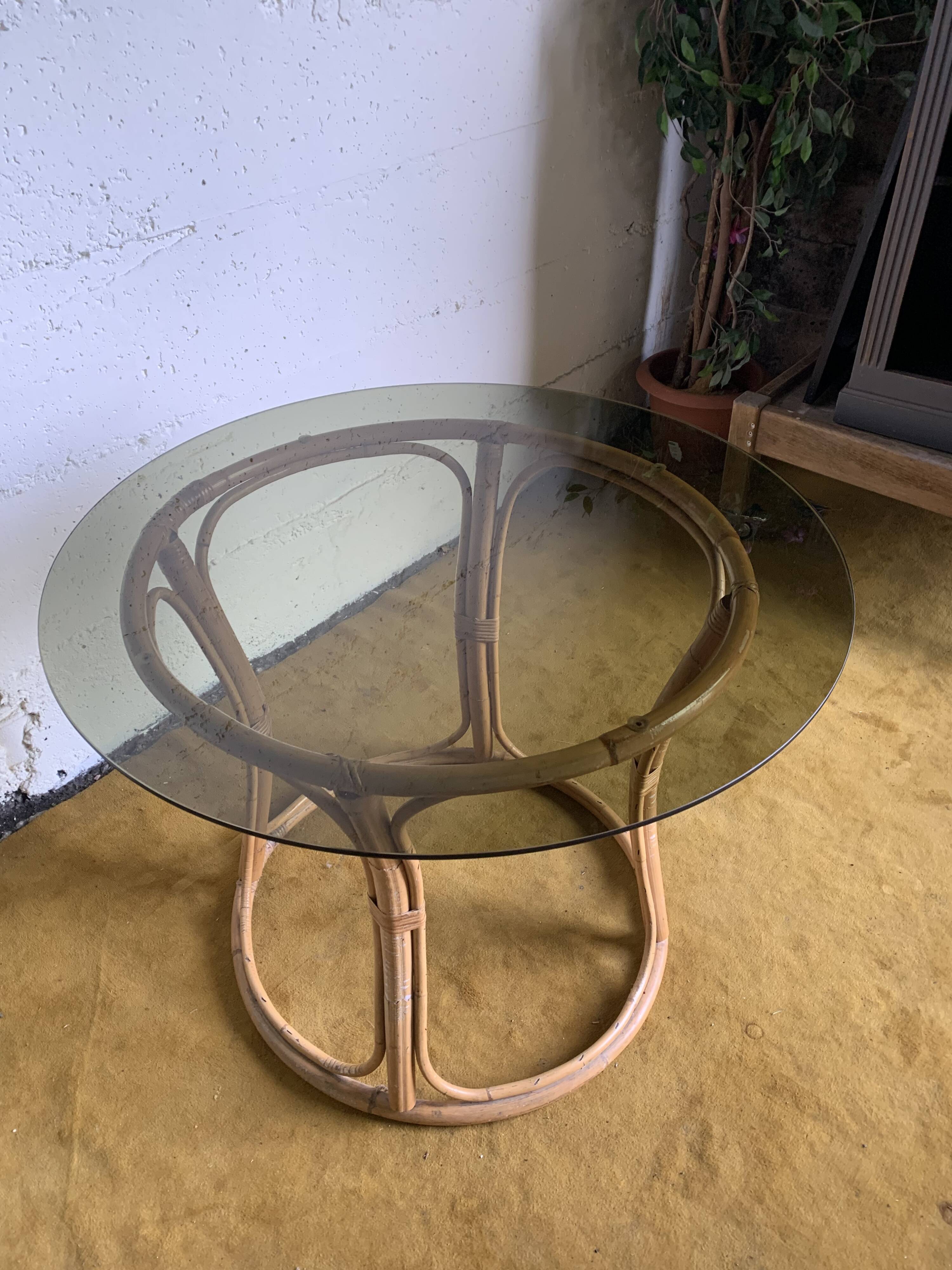 Round dining table with bamboo legs