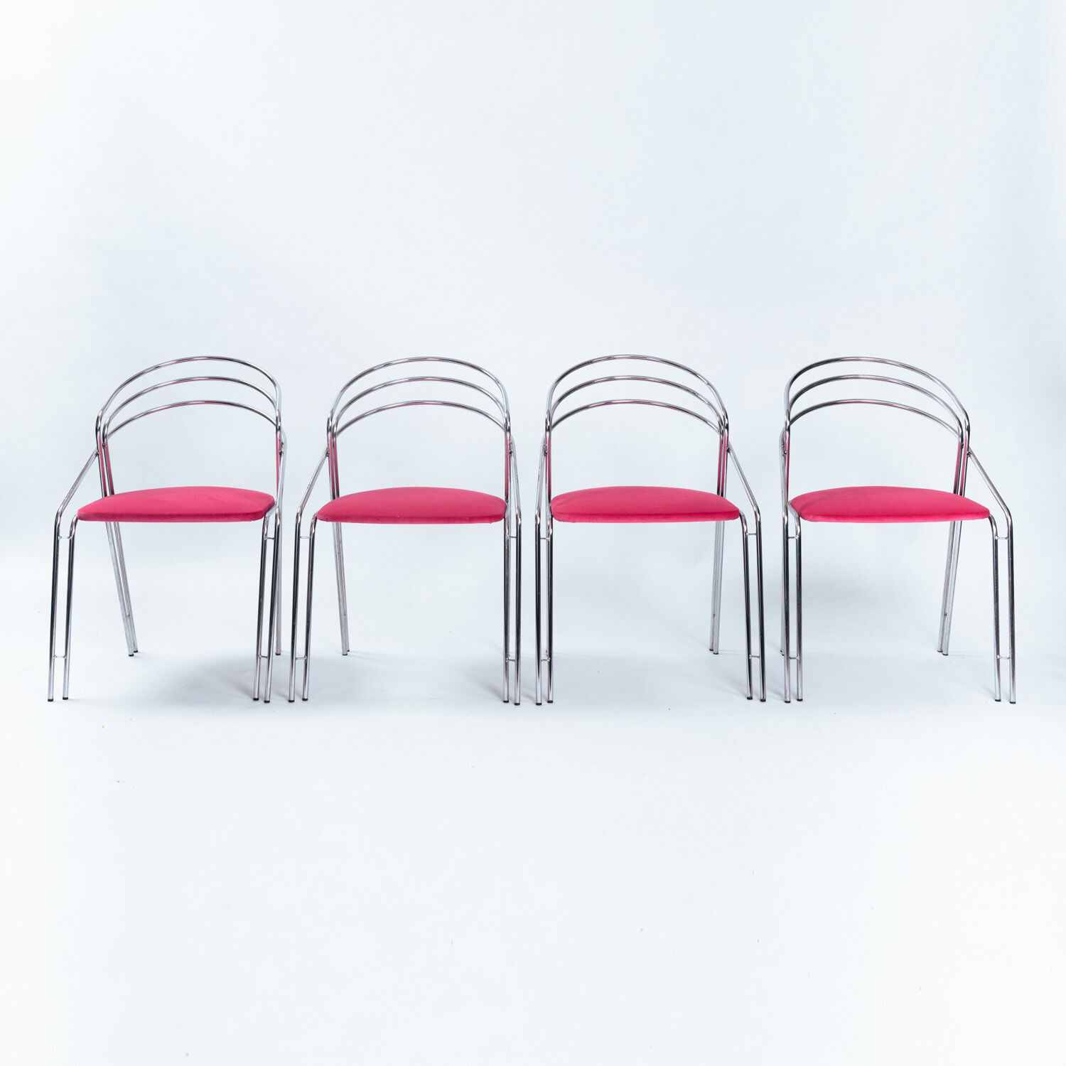 Ensemble de quatre chaises de salle à manger italiennes des années 50 en chrome et velours rose.