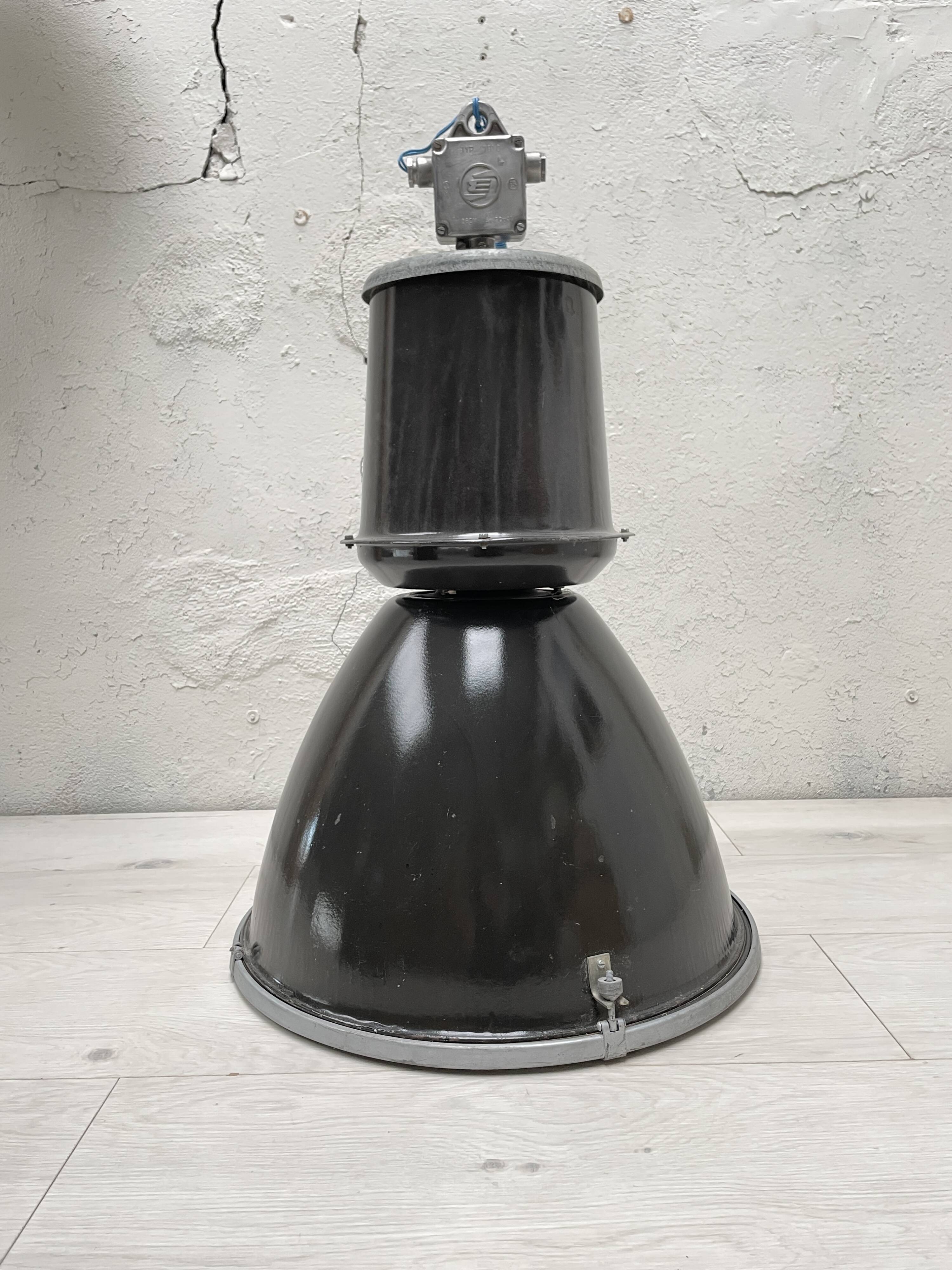 Suite de trois lampes industrielles.