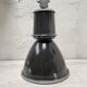 Suite de trois lampes industrielles.