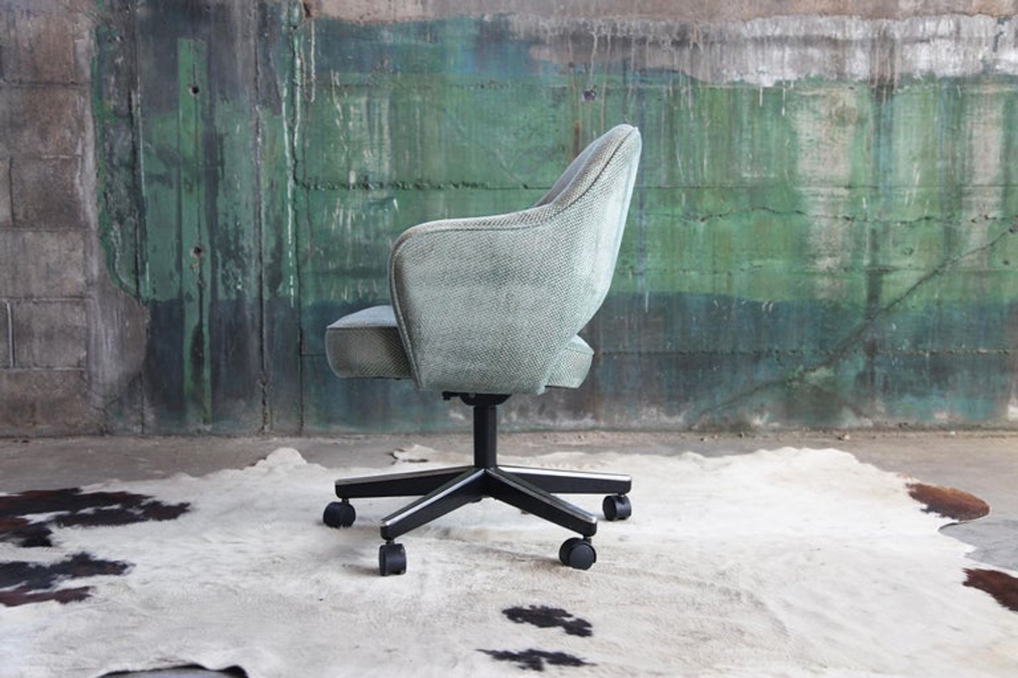 Knoll saarinen executive chair in original textile, swivel base