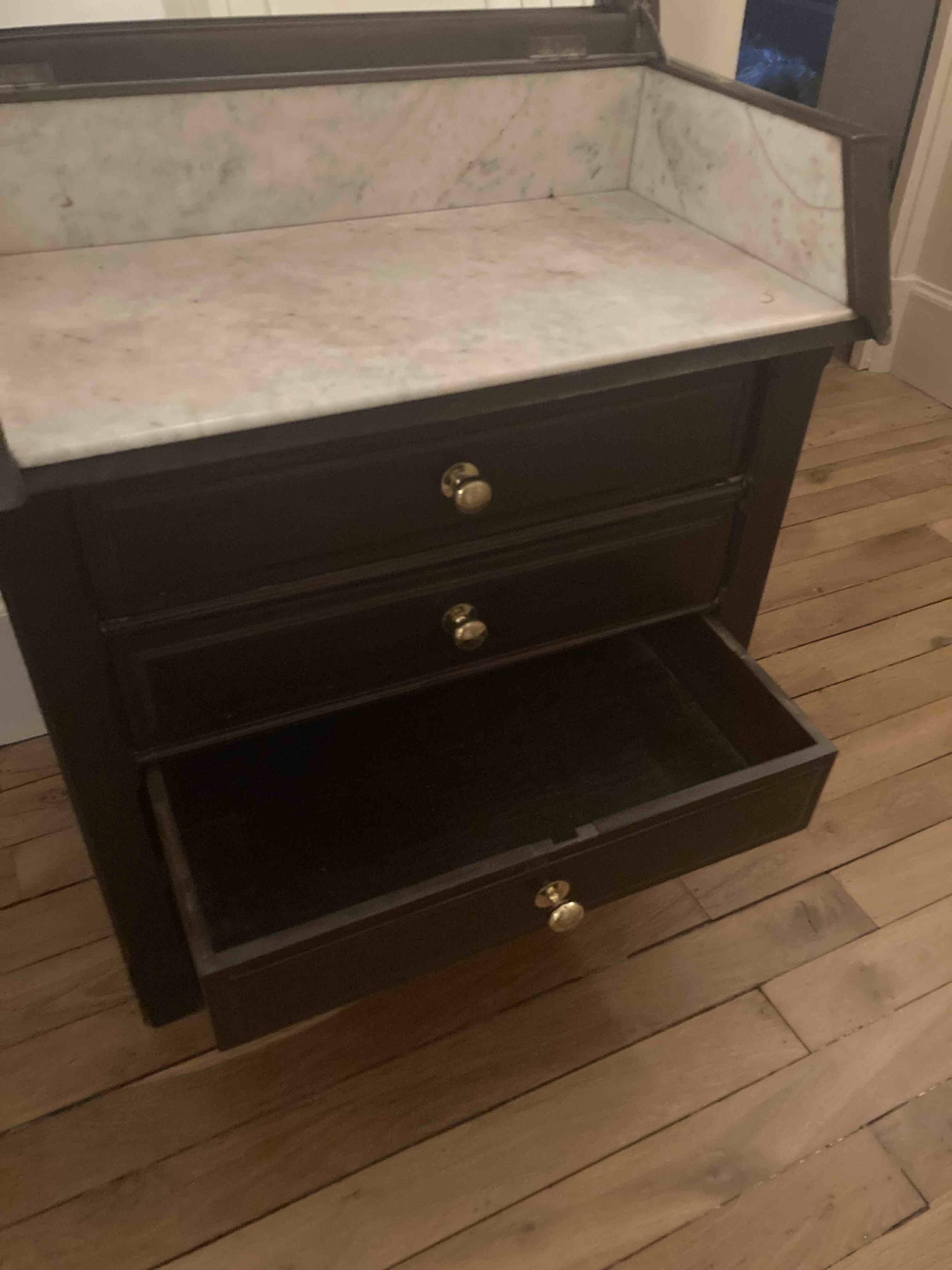 Commode de toilette de type "chemin de fer"