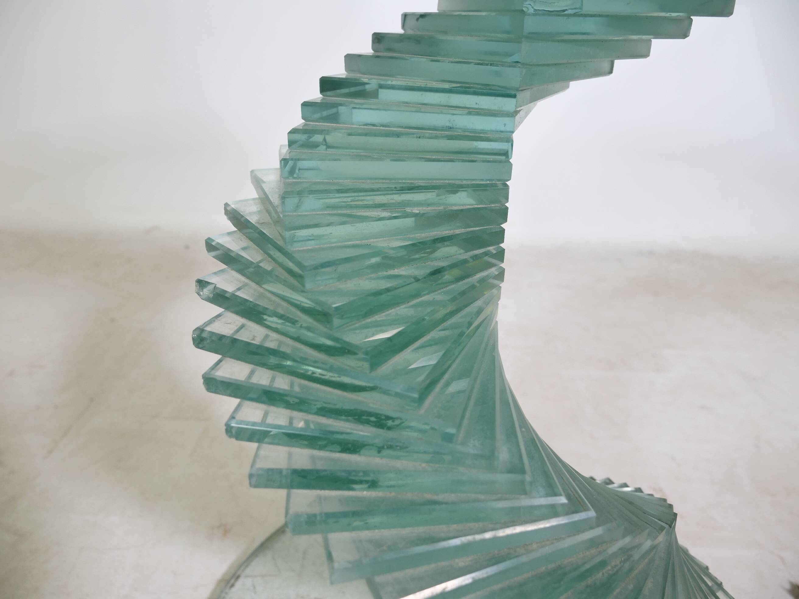 Table d'appoint en verre hélicoïdale postmoderne, années 1980