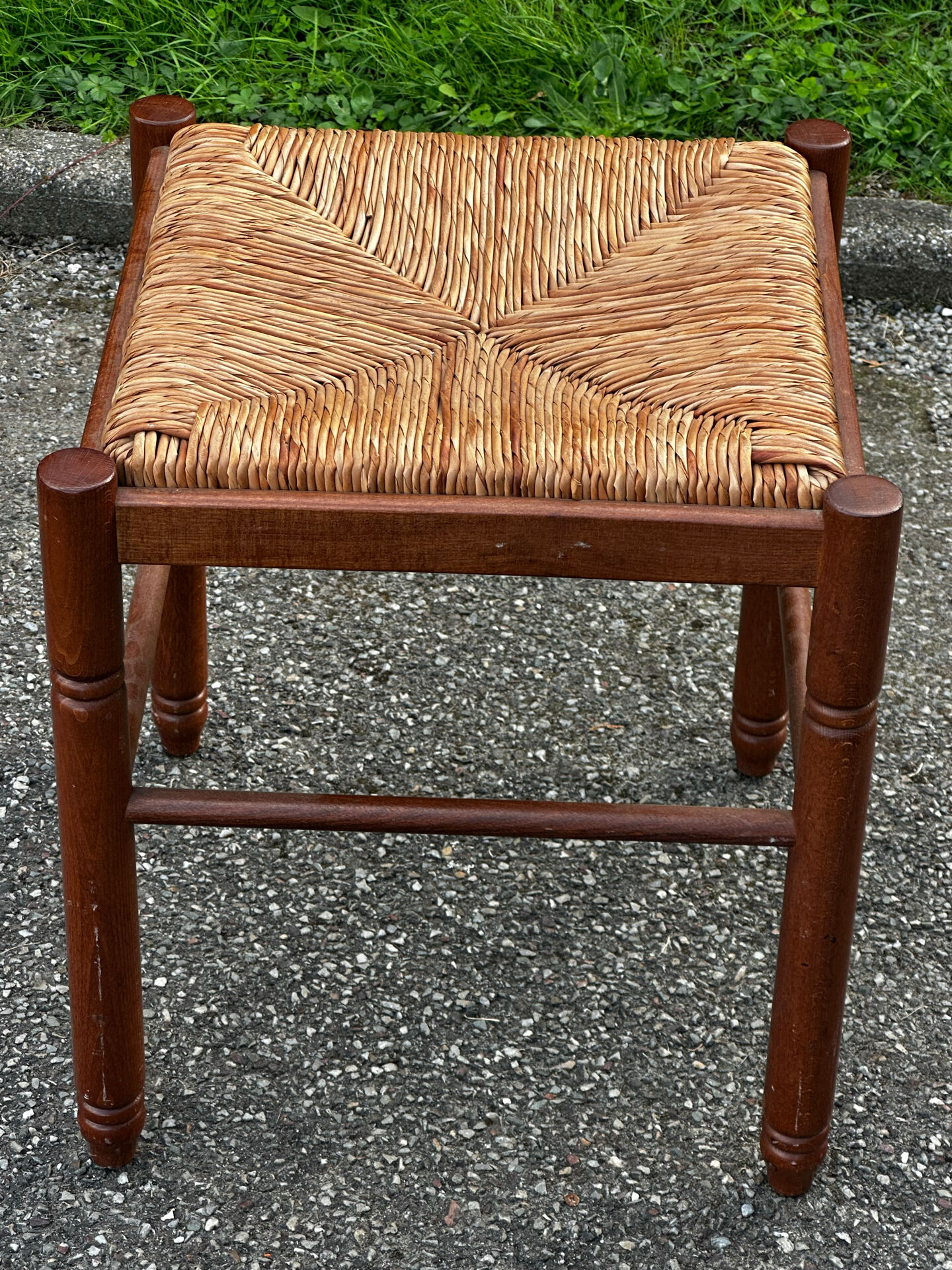 Paire de tabourets années 50 en bois et assise paillée