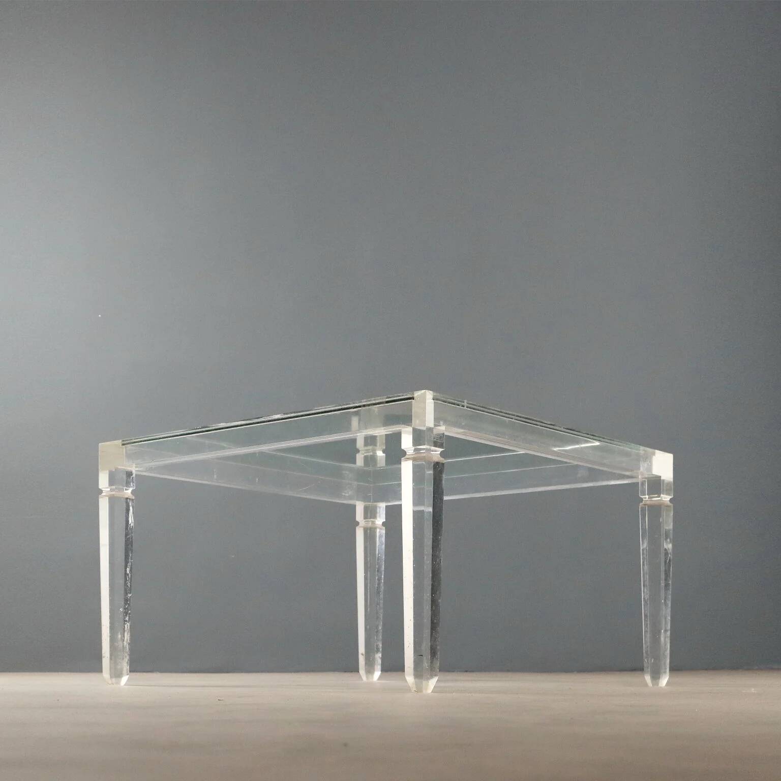 Table basse en plexiglas