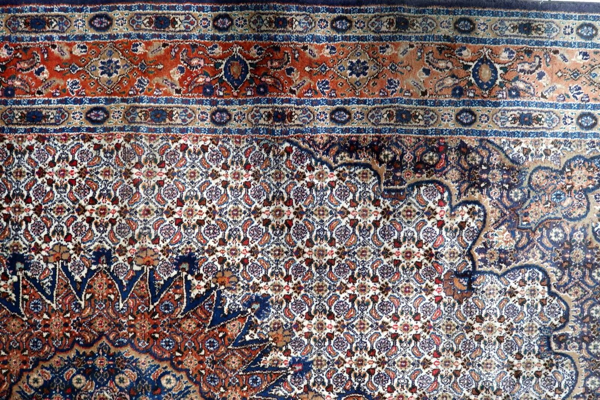 Tapis médaillon en laine fait main des années 1940, ivoire et marine, 212 × 312 cm