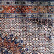 Tapis médaillon en laine fait main des années 1940, ivoire et marine, 212 × 312 cm