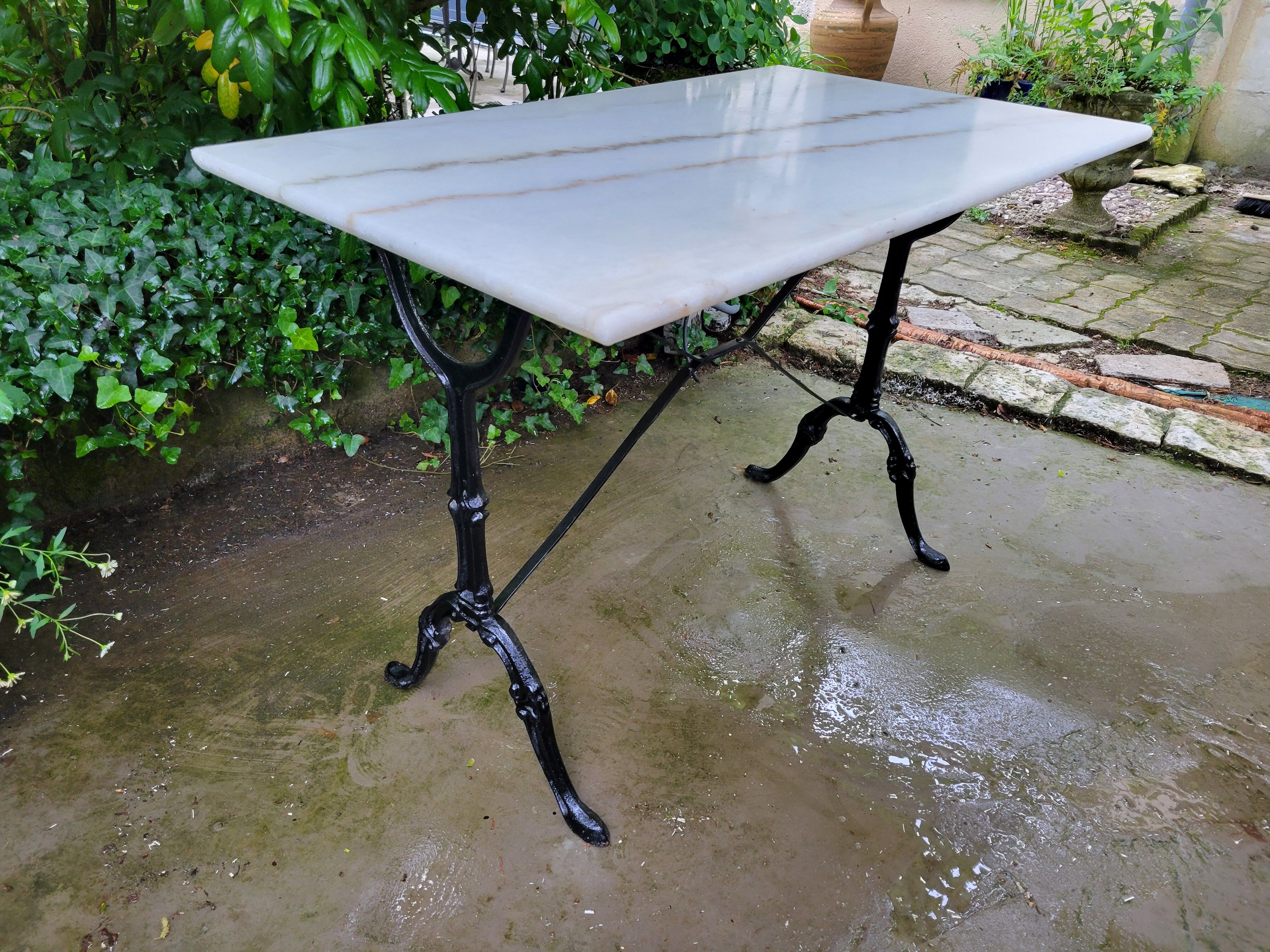 Bistro table in Carrara marble and cast iron, circa 1900.