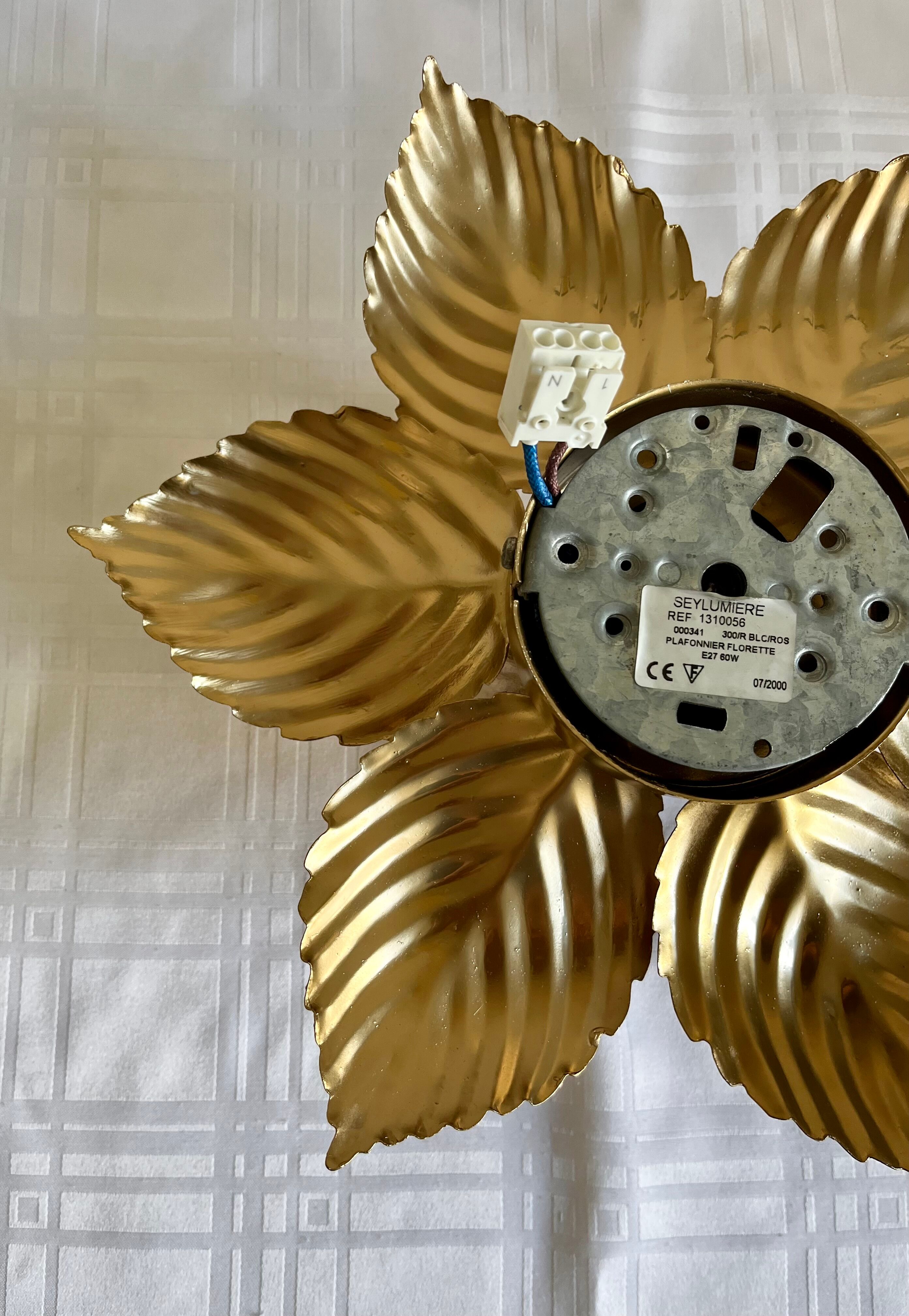 Golden flower wall lamp