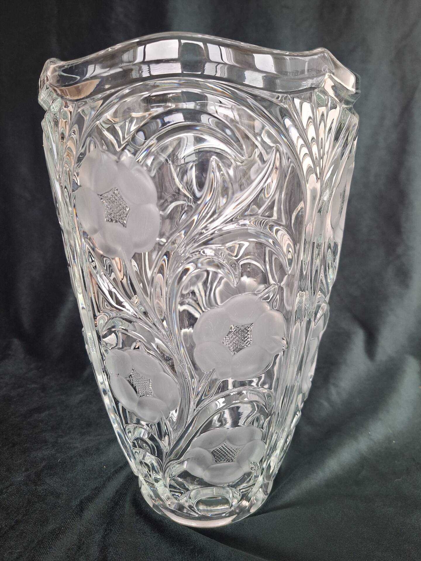Grand vase en cristal taillé décor floral
