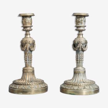 A pair of neoclassical candlesticks in bronze decorated with acanthus leaves and garlands, 18th