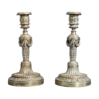 A pair of neoclassical candlesticks in bronze decorated with acanthus leaves and garlands, 18th