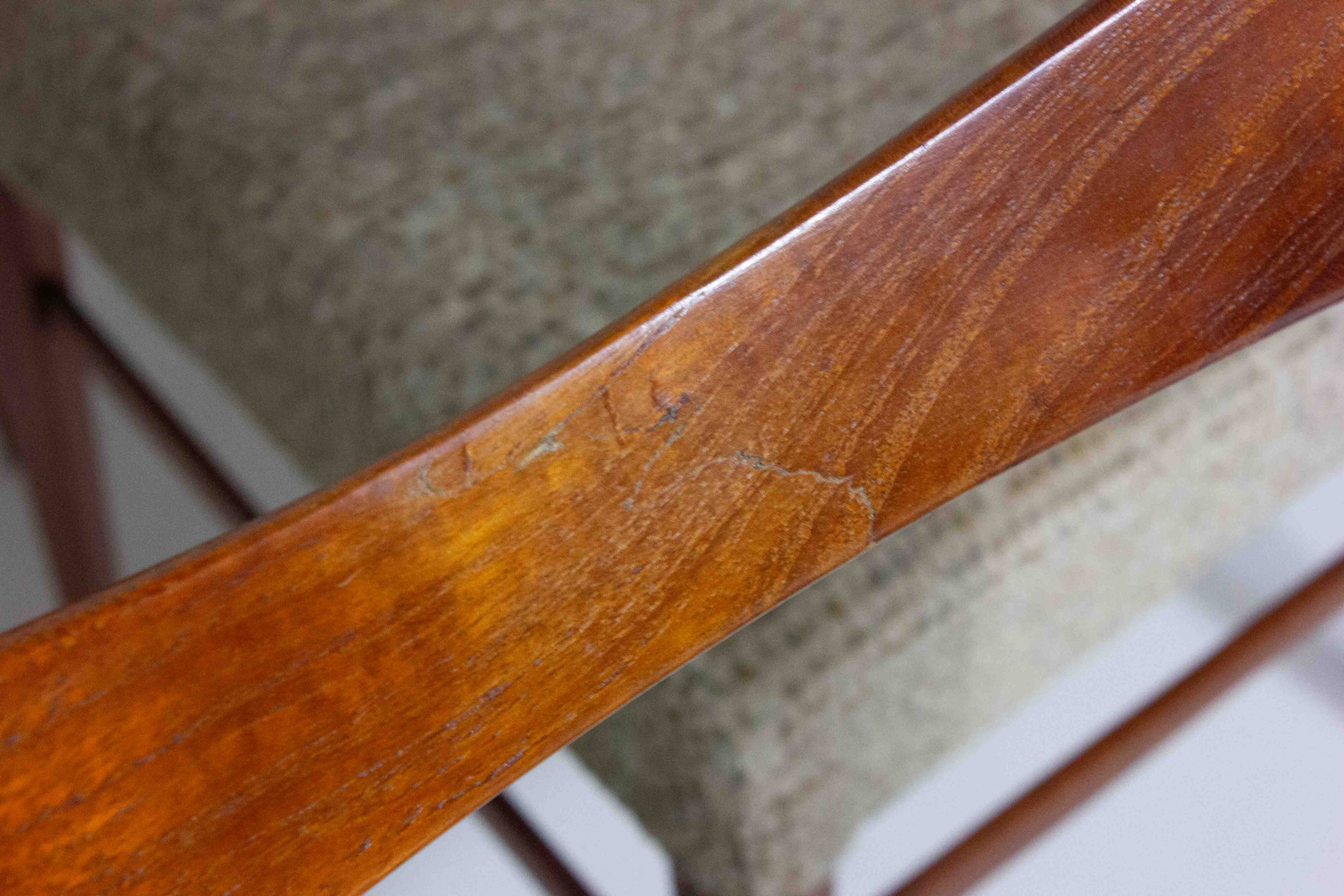 Set of slender mid-century dining chairs with finely curved backs, 1960s