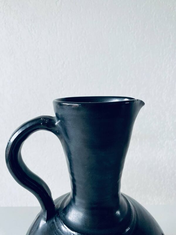 Pichet en grès vernissé noir