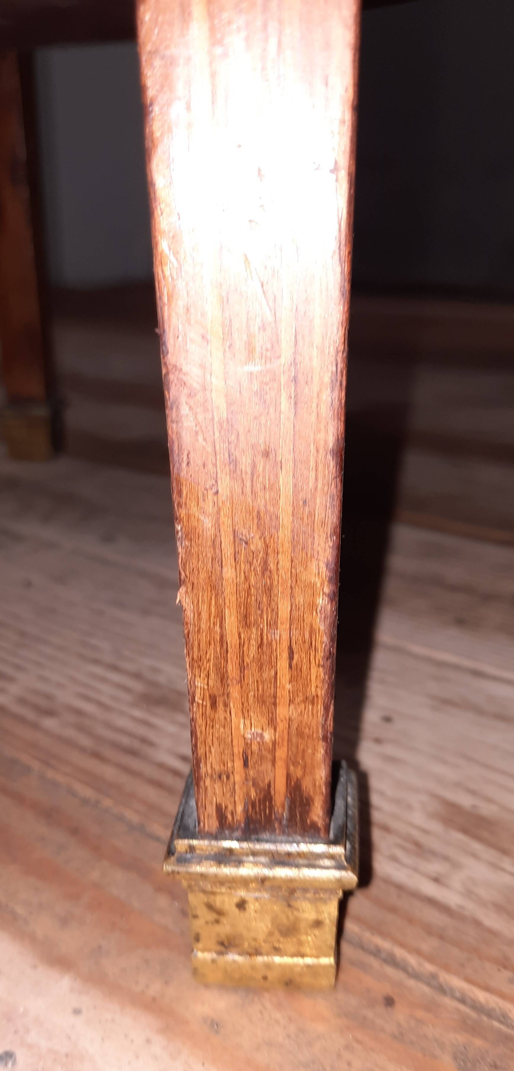 Oval marquette side table