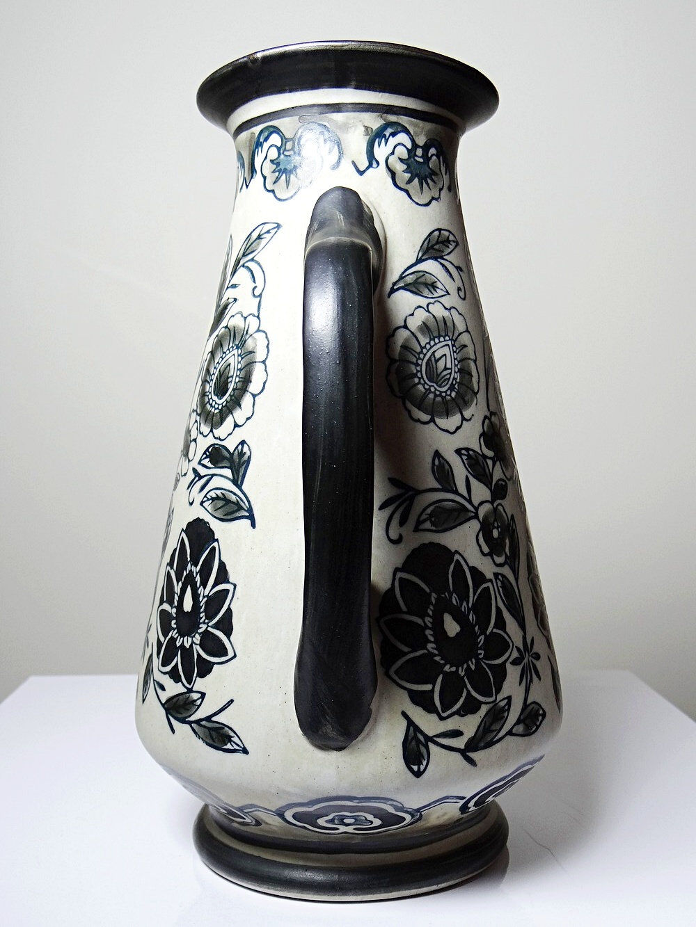 Antique Art Deco vase from 1920-40 in fine stoneware, Art Nouveau style with chinoiserie decoration.