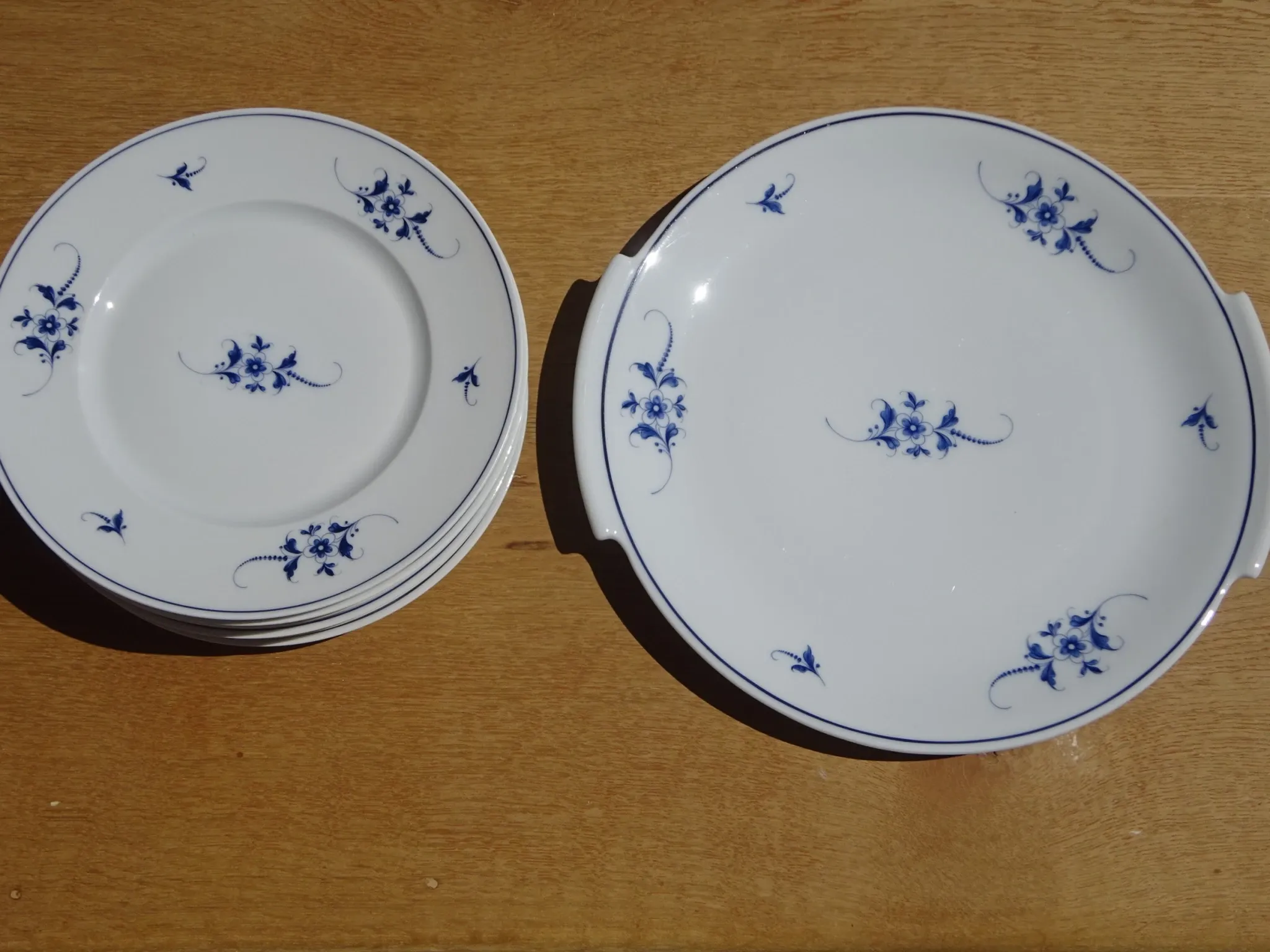 Fine Limoges porcelain dessert service: dish and 12 plates.