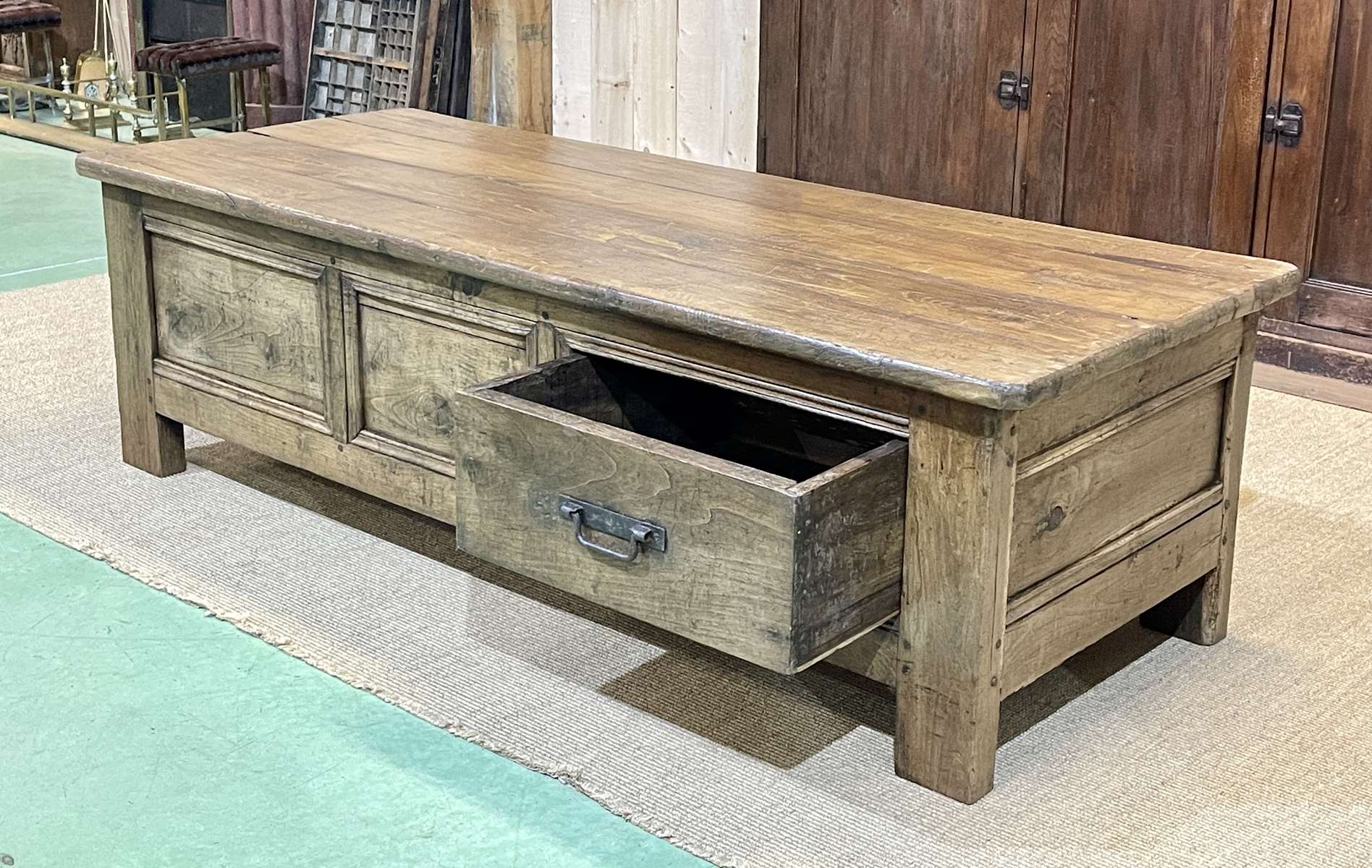 Table basse en châtaignier du XIXème à 3 tiroirs