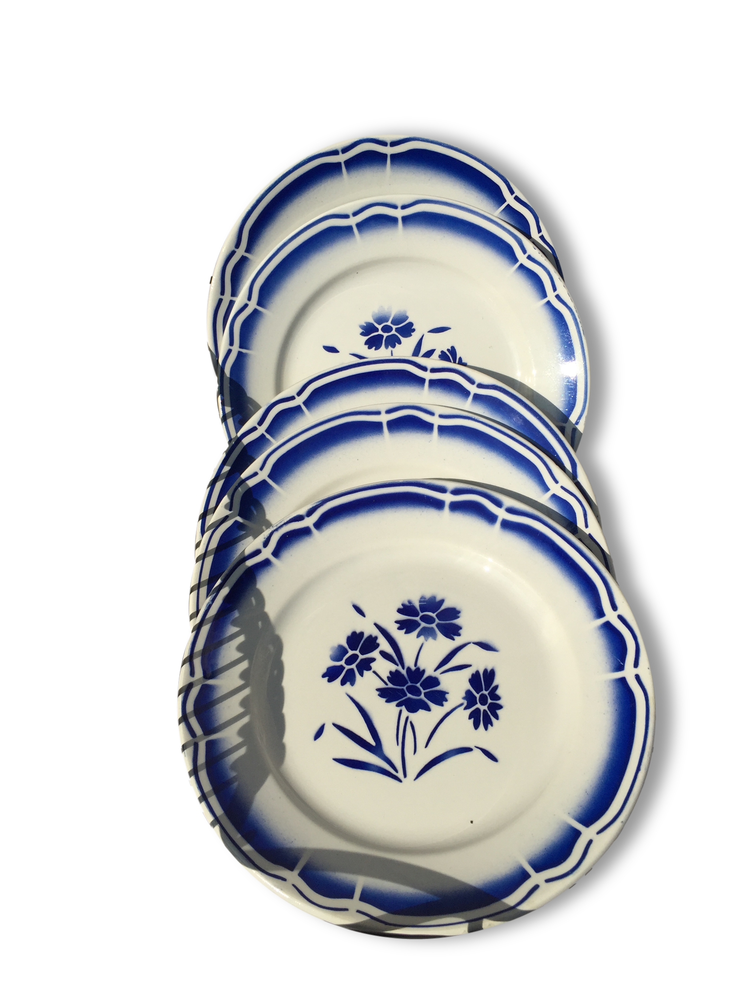 6 old plates on the ground "blue flowers"