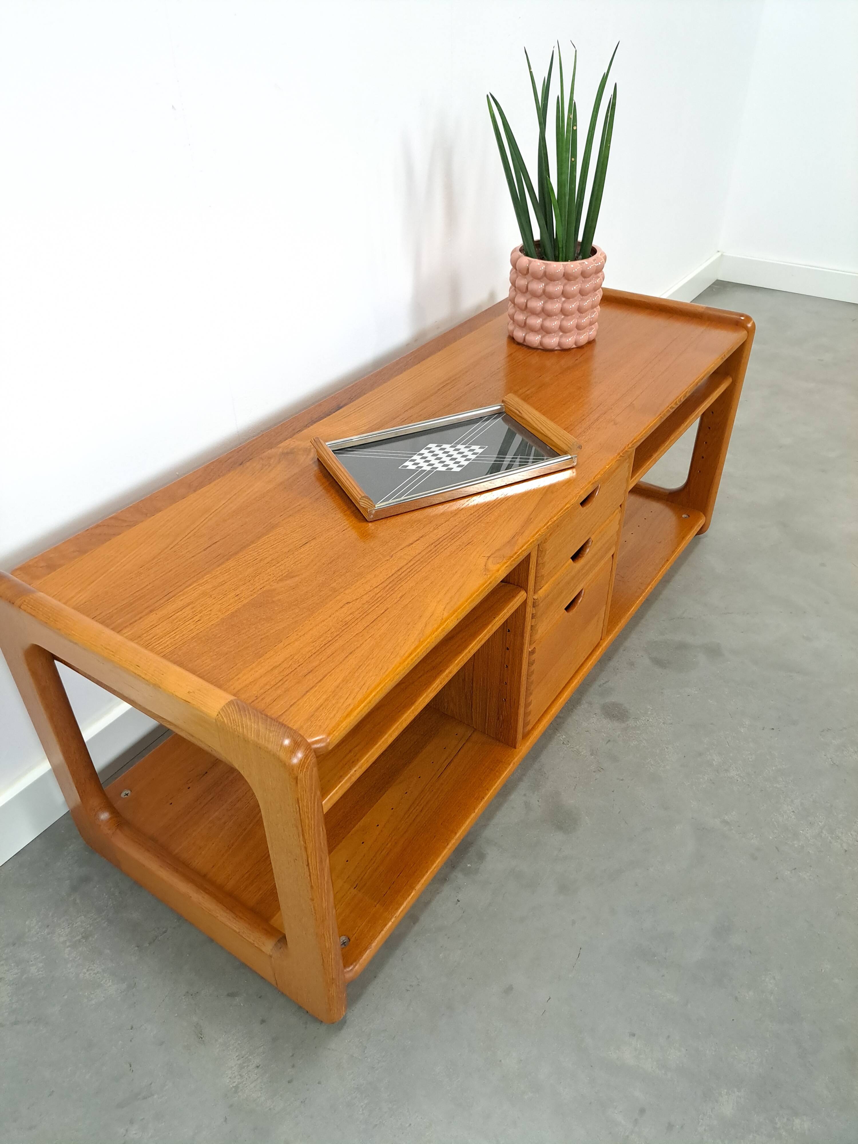 Deens design teck Dyrlund cd tv meuble vintage