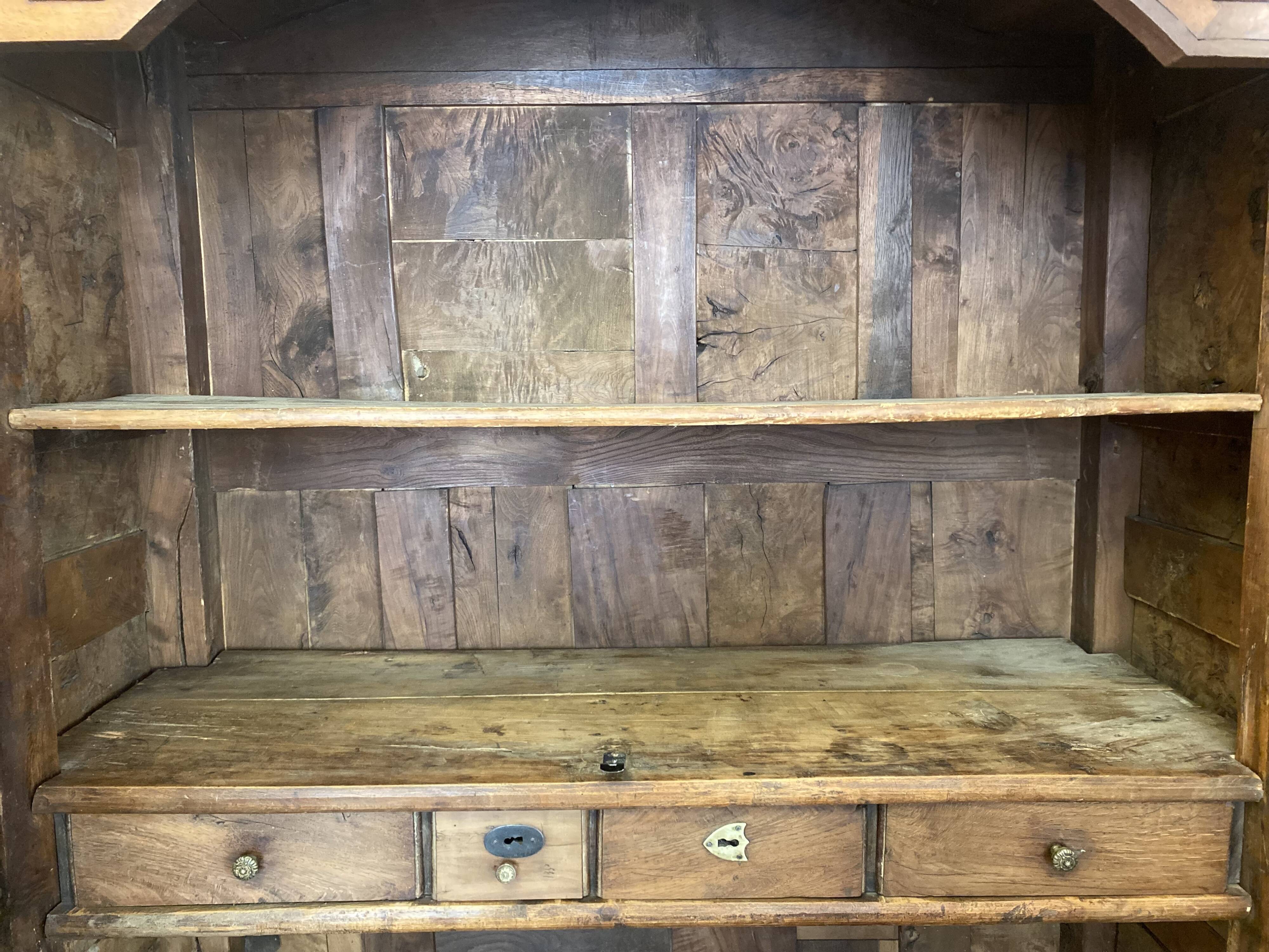 Bressane wardrobe with arched cornice, walnut and fresne magnifying glass.