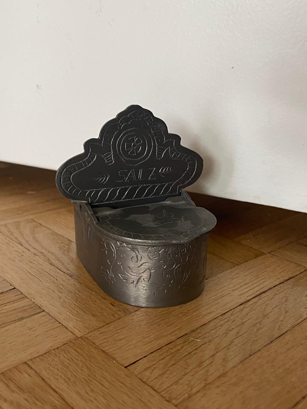 Saliere et poivrier en etain