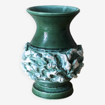 Vase en céramique à décor en barbotine