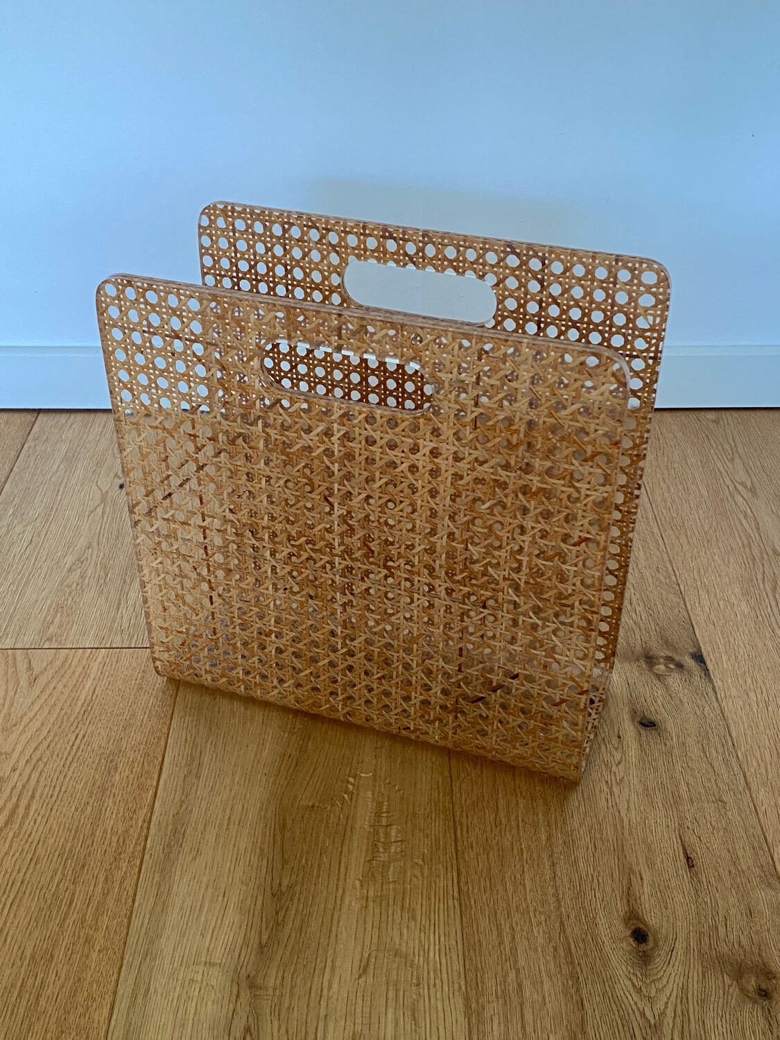 Lucite acrylique & tresse viennoise porte revues newspaper rack