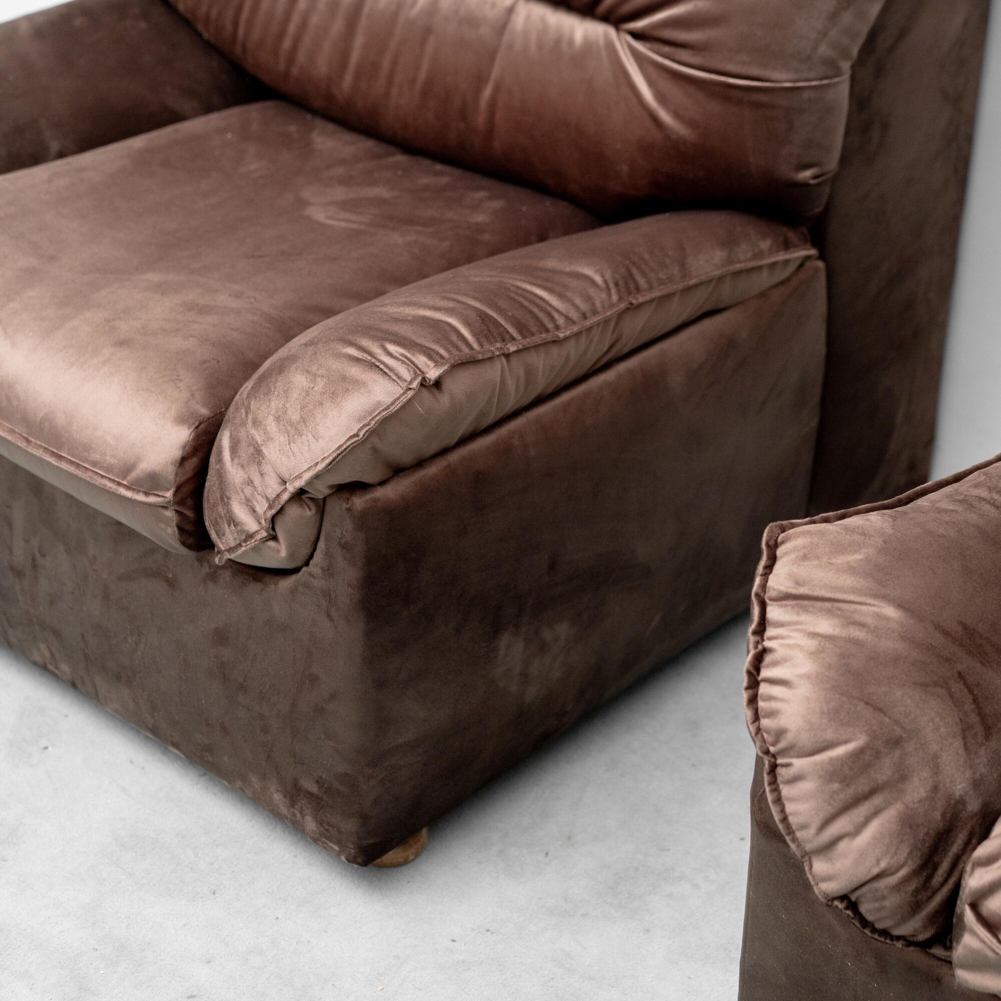 Pair of vintage lounge armchairs in brown velvet – 1970s