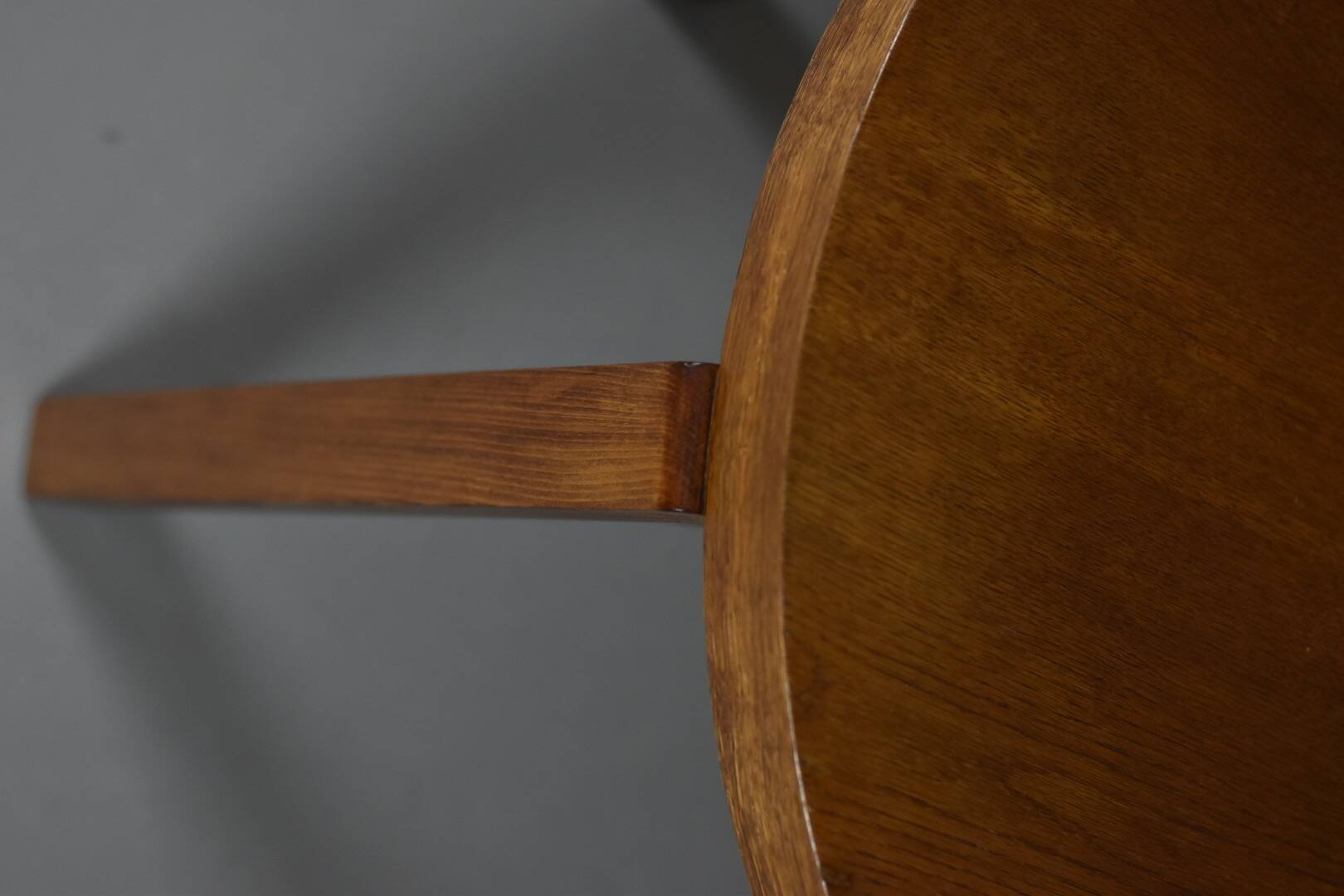 Table d'appoint en placage de chêne, années 1930, rénovée à la main, Art déco polonais