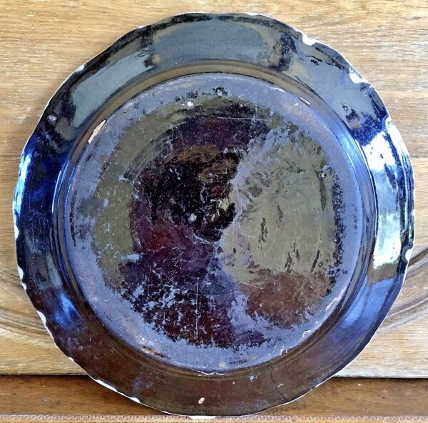 Ancien plat rond creux XVIII cul noir Rouen Forges les eaux