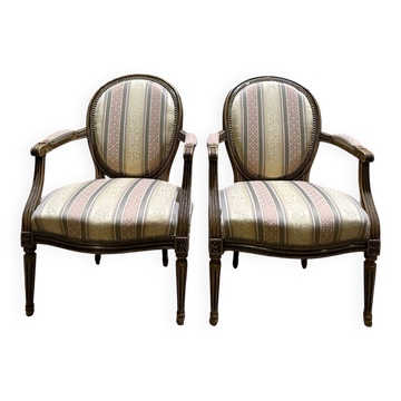 Paire de fauteuils médaillons de style Louis XVI