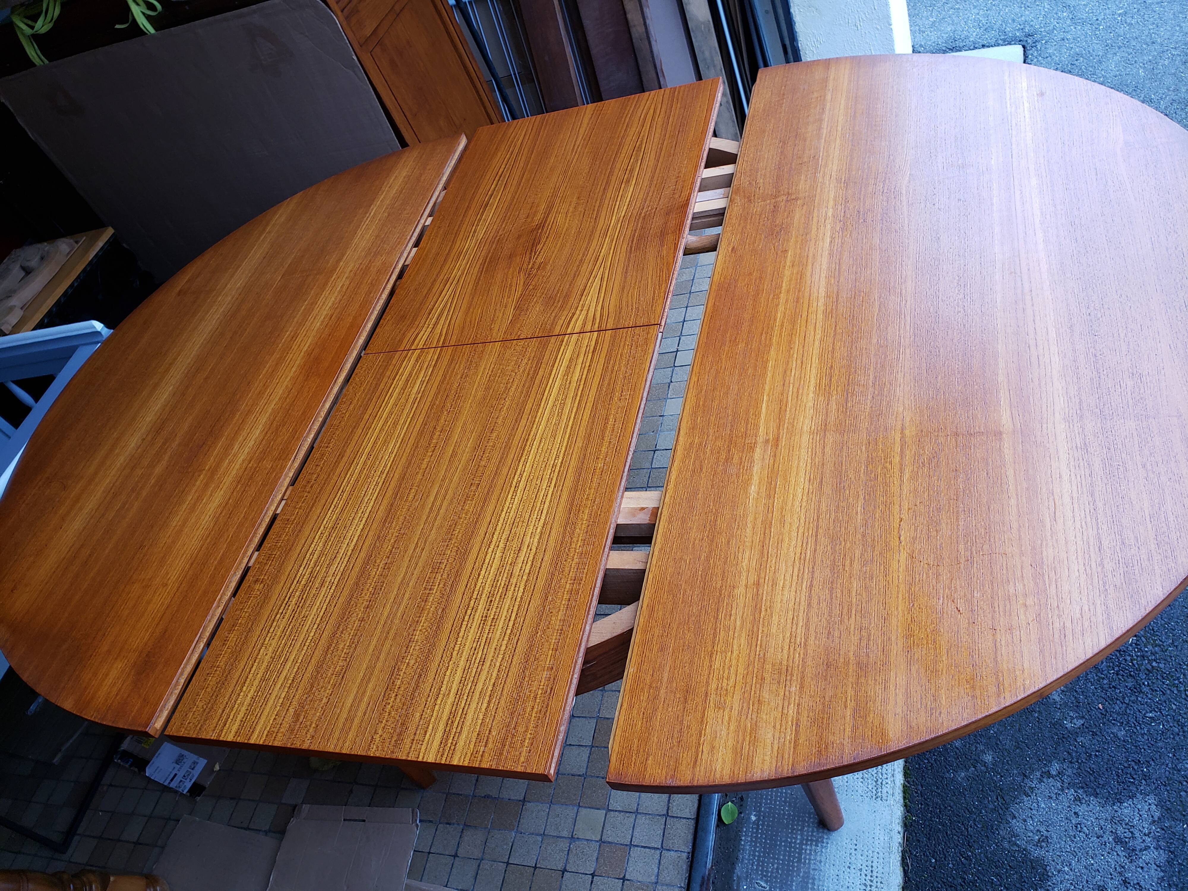 Round extendable teak dining table from the 60s