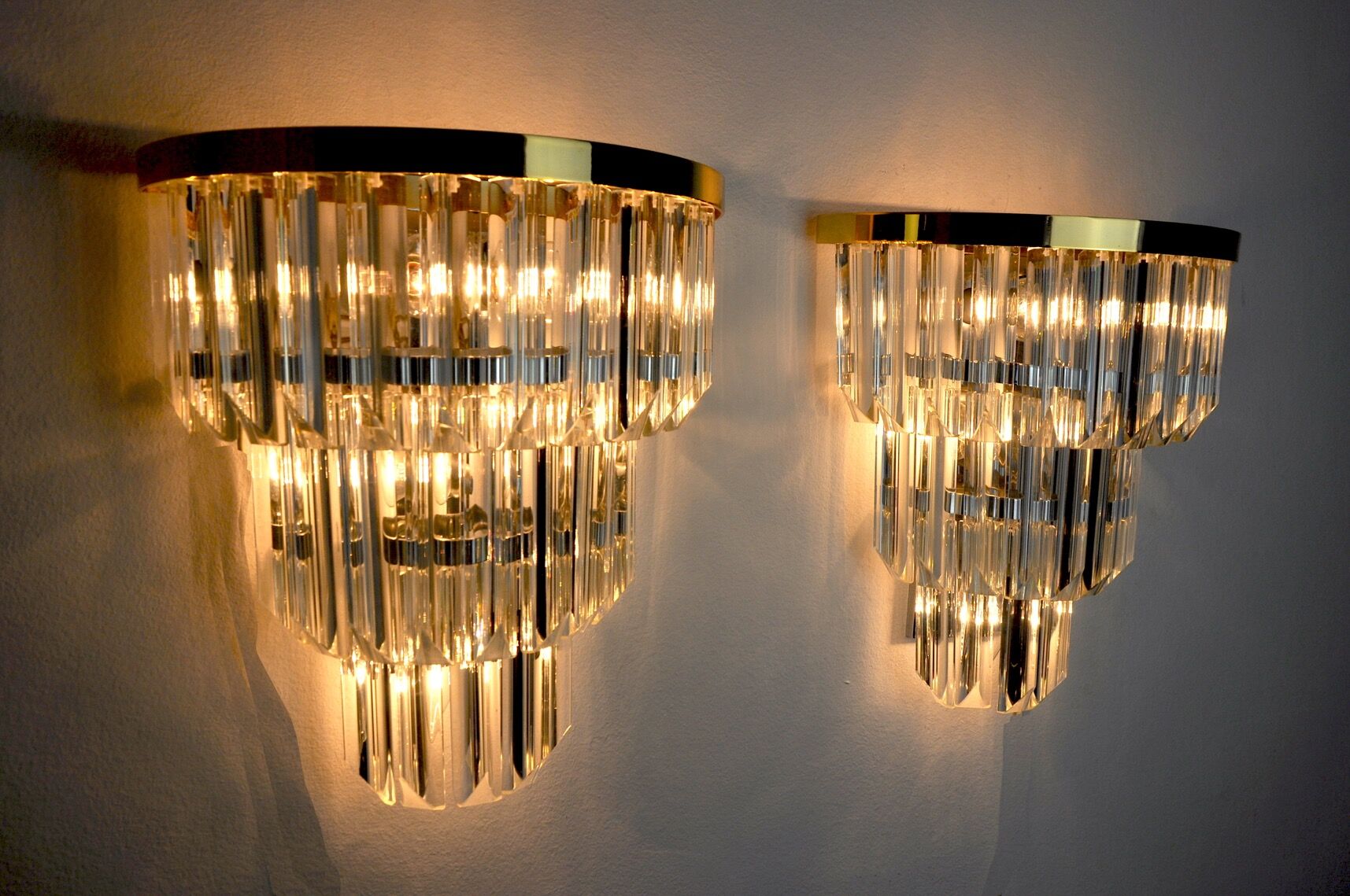 Pair of Venini wall lamps, 3 levels, triedri crystals, Italy, 1970