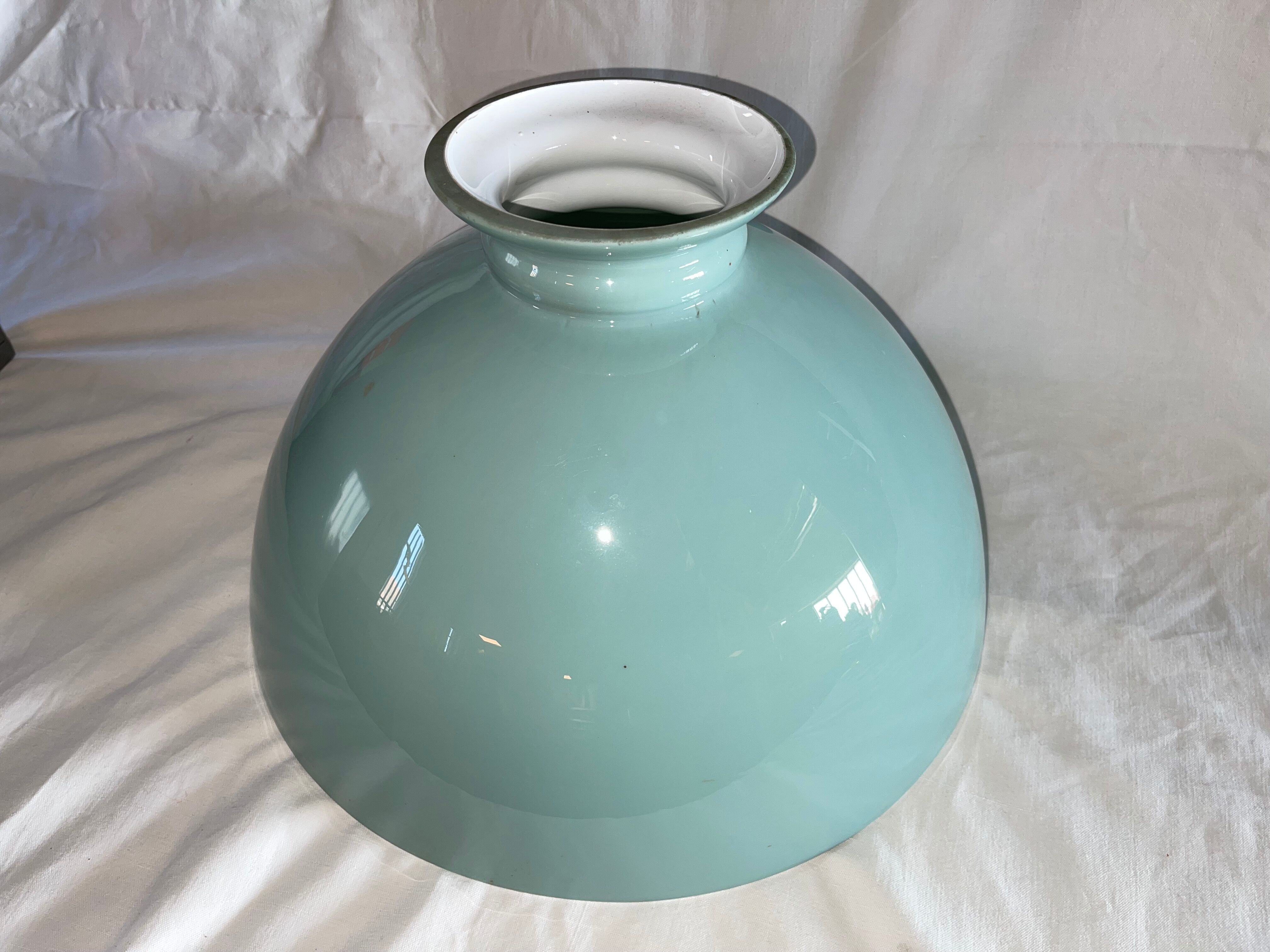 Abat-jour bleu clair extérieur blanc intérieur en céramique