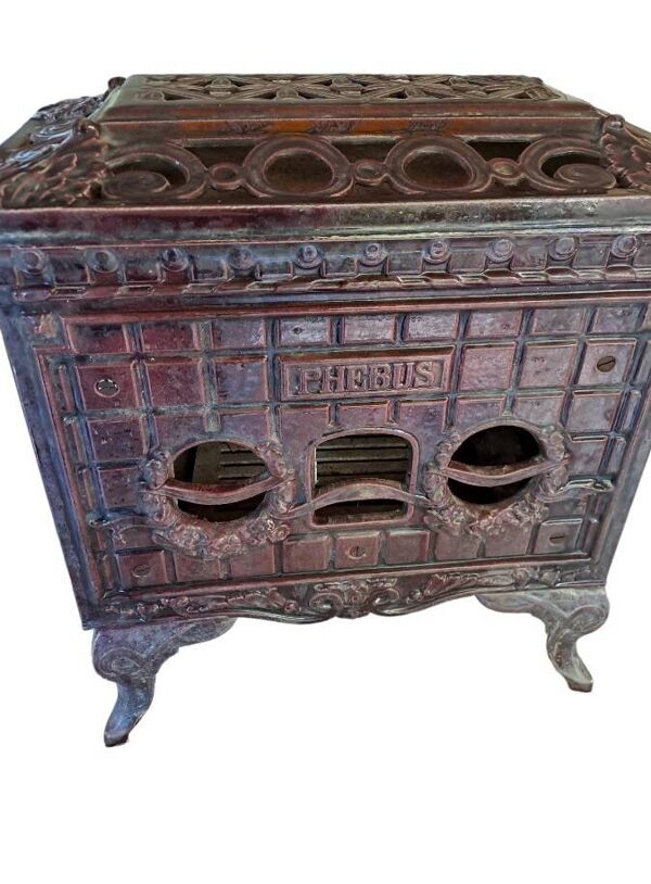 Poêle à bois ancien en fonte émaillée art deco marque phebus coloris aubergine