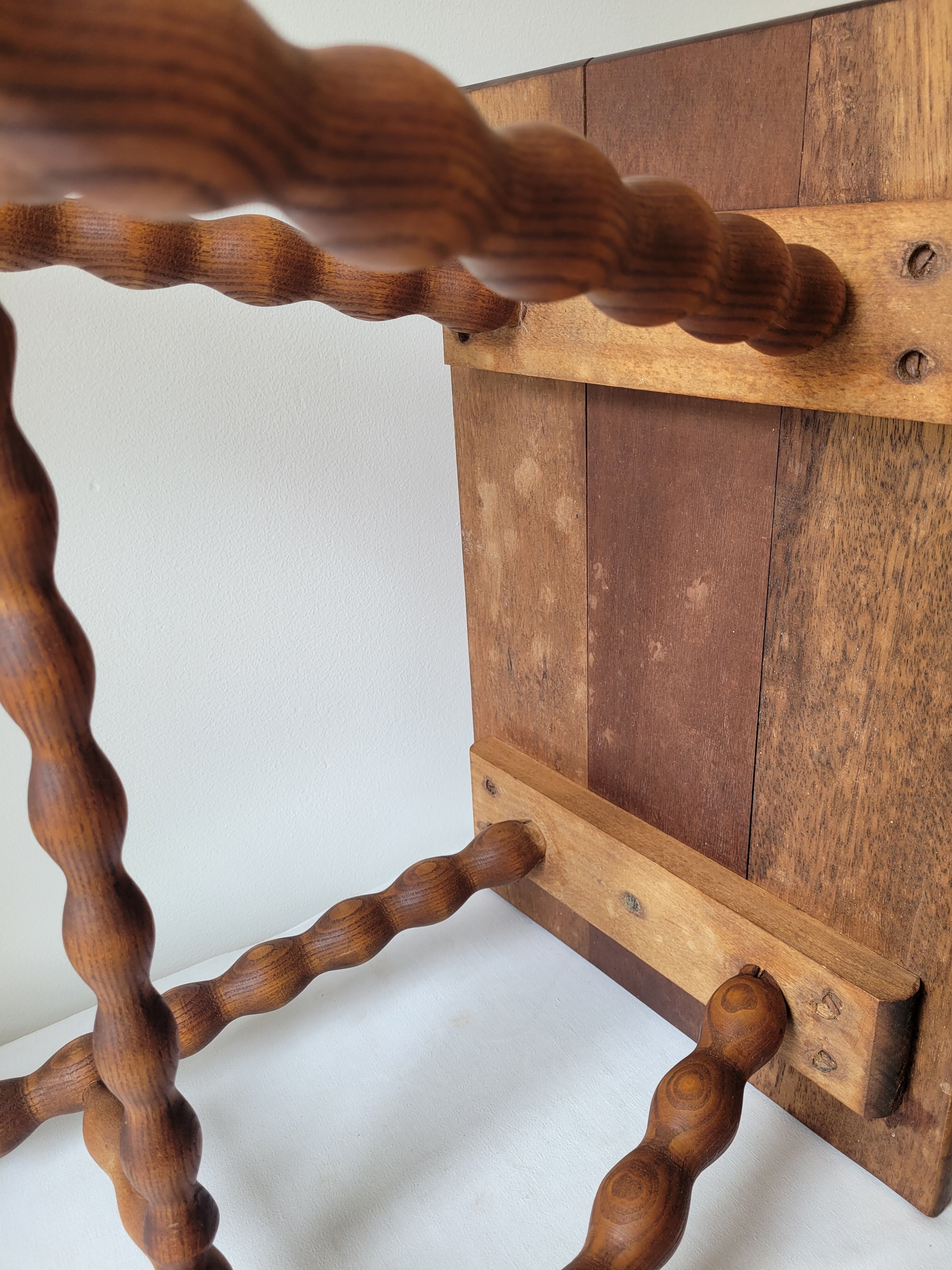 Table basse brutaliste pieds torsadés