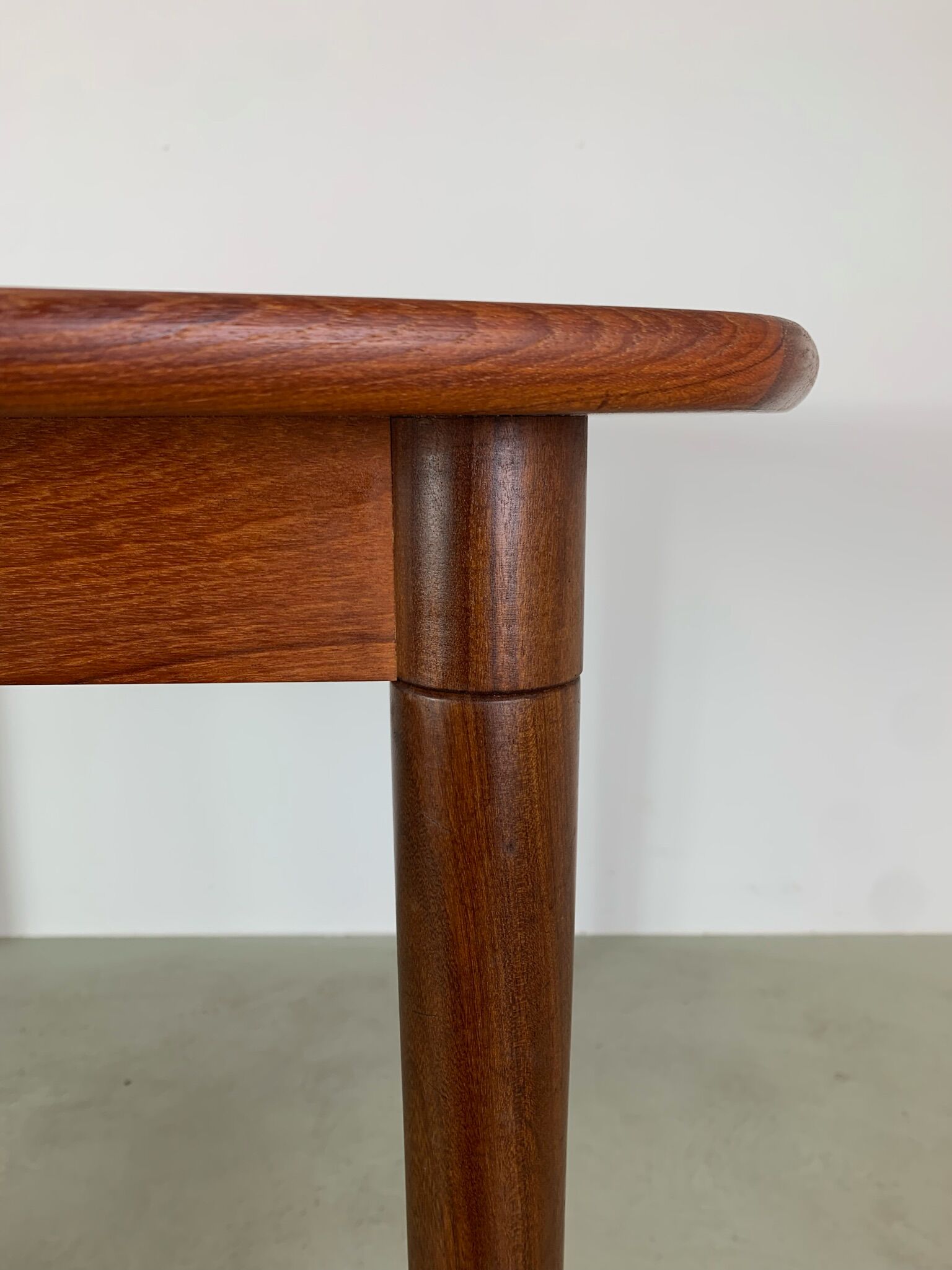 Extendable table by Gustav Bahus with 4 chairs by Peter Hvidt
