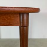 Extendable table by Gustav Bahus with 4 chairs by Peter Hvidt