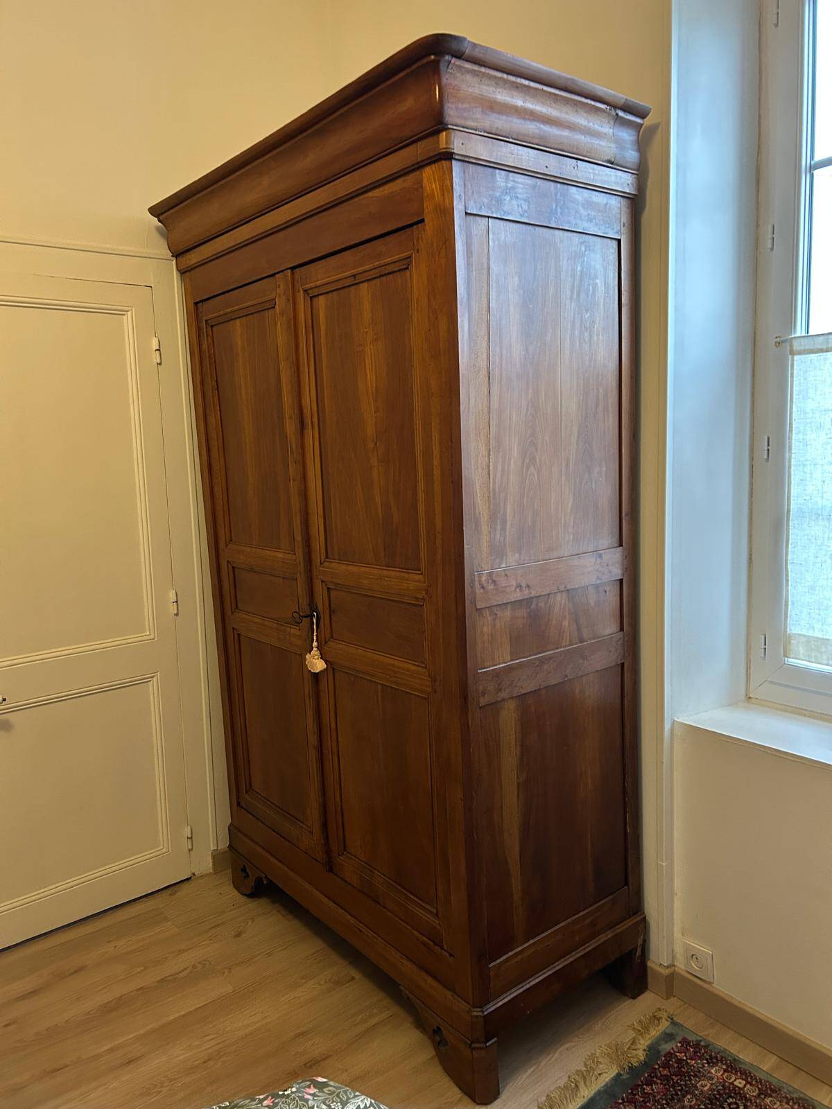 Antique wardrobe from the late 19th century in solid wood.