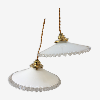 Pair of white opaline suspensions and transparent serrated edges