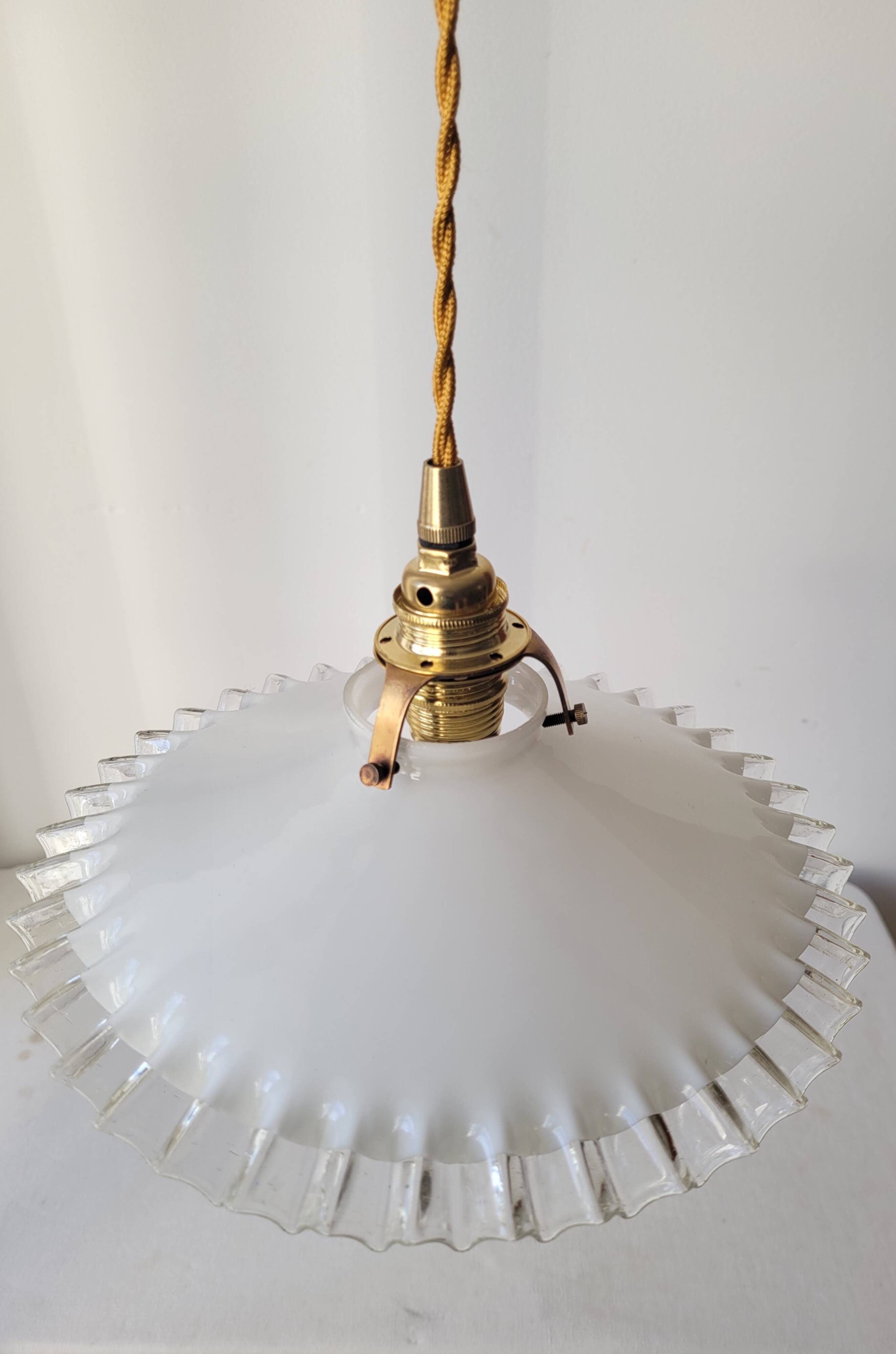 Pendant in serrated opaline